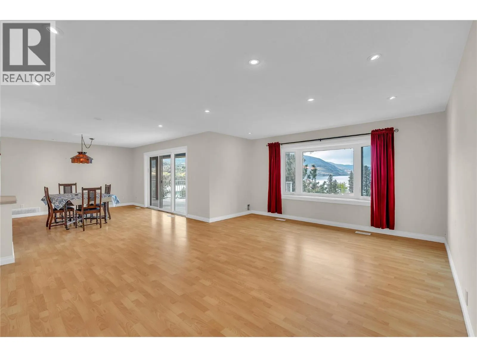 418 Panorama Crescent