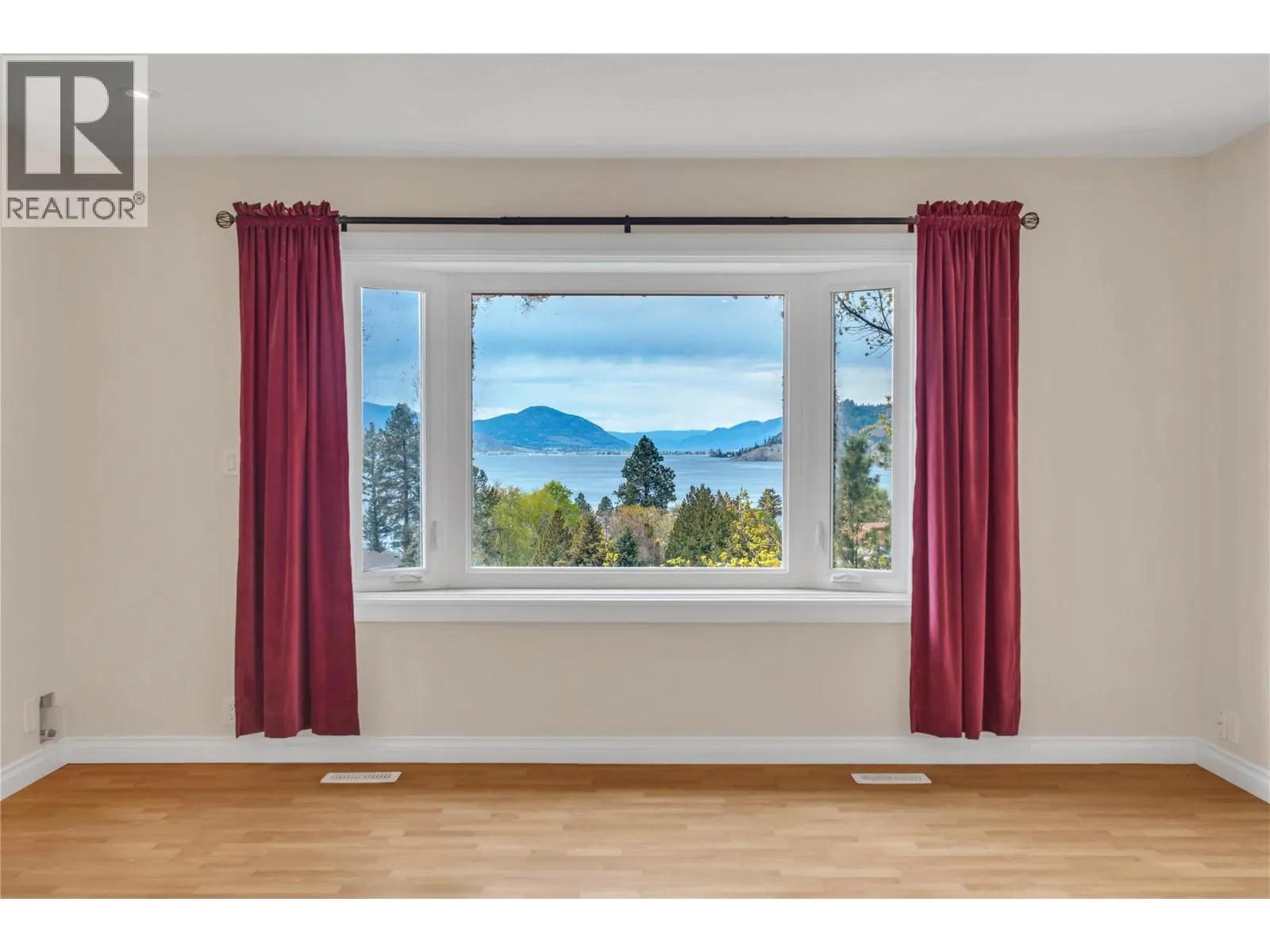 418 Panorama Crescent