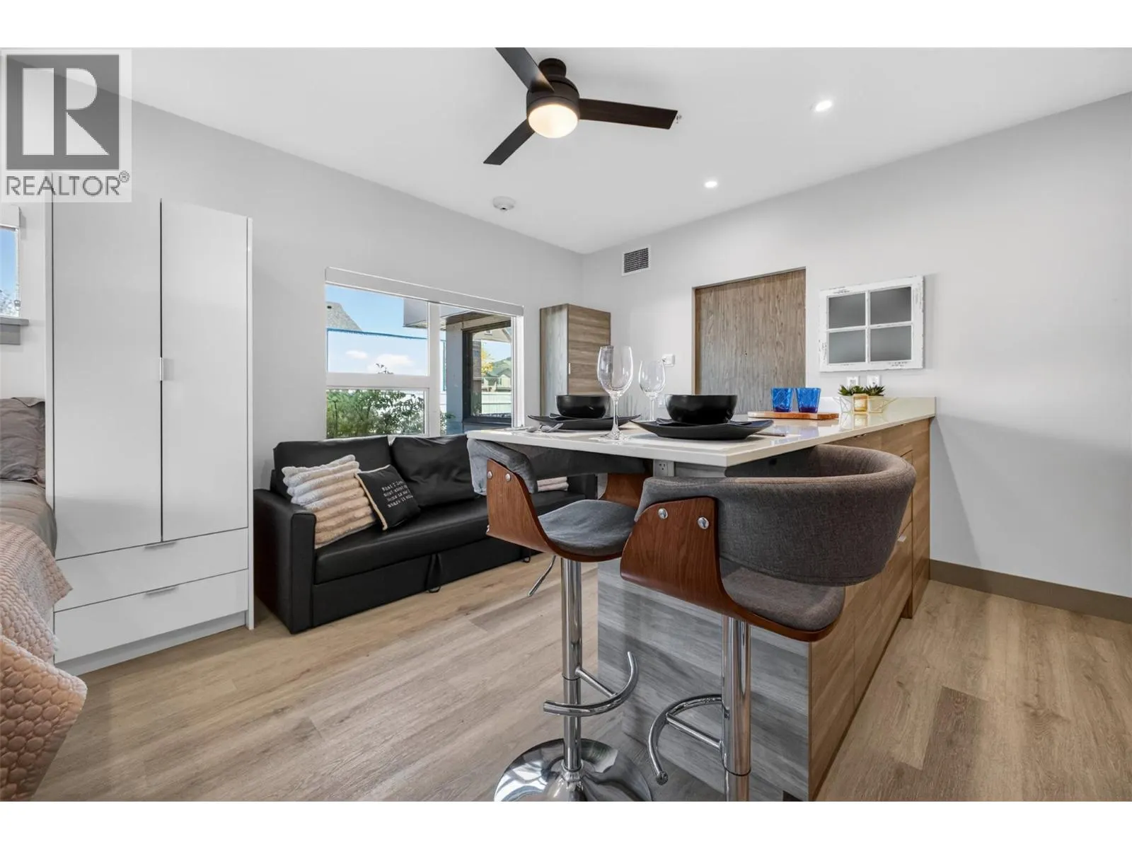 2555 Lakeshore Road Unit# 114