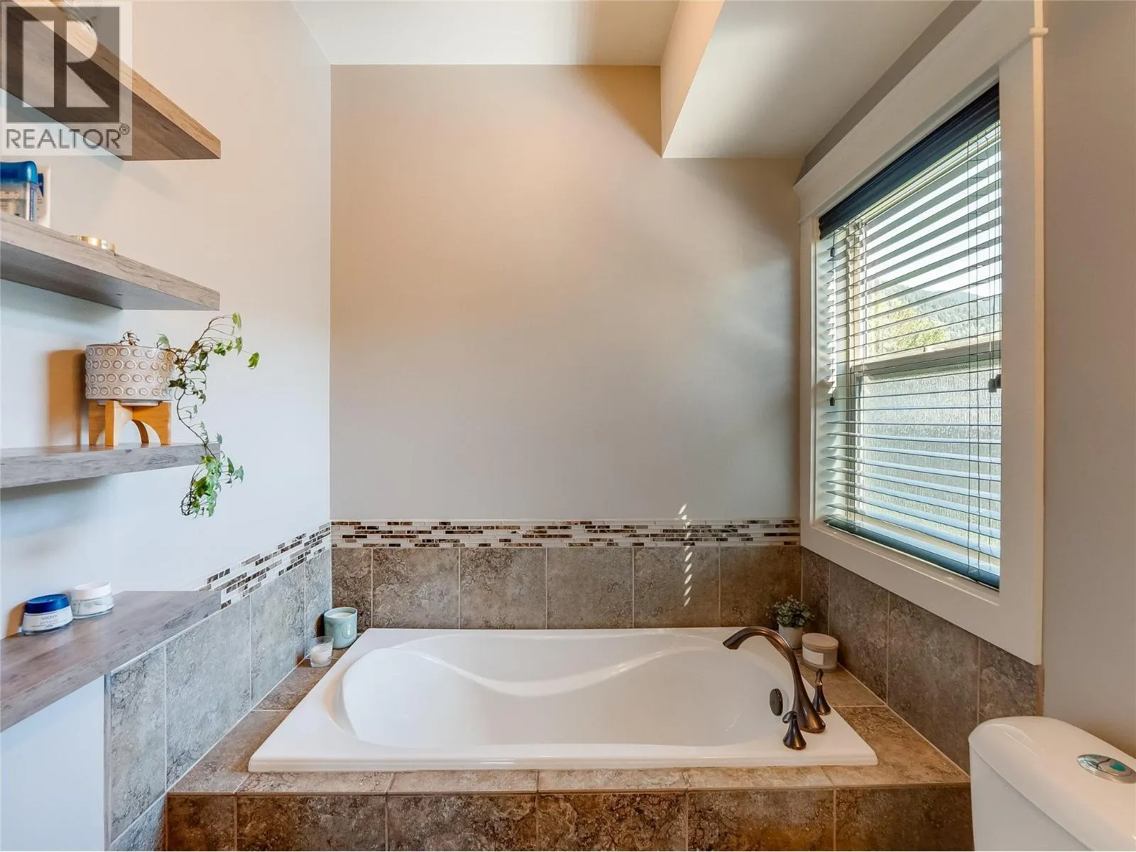 943 Riverview Place