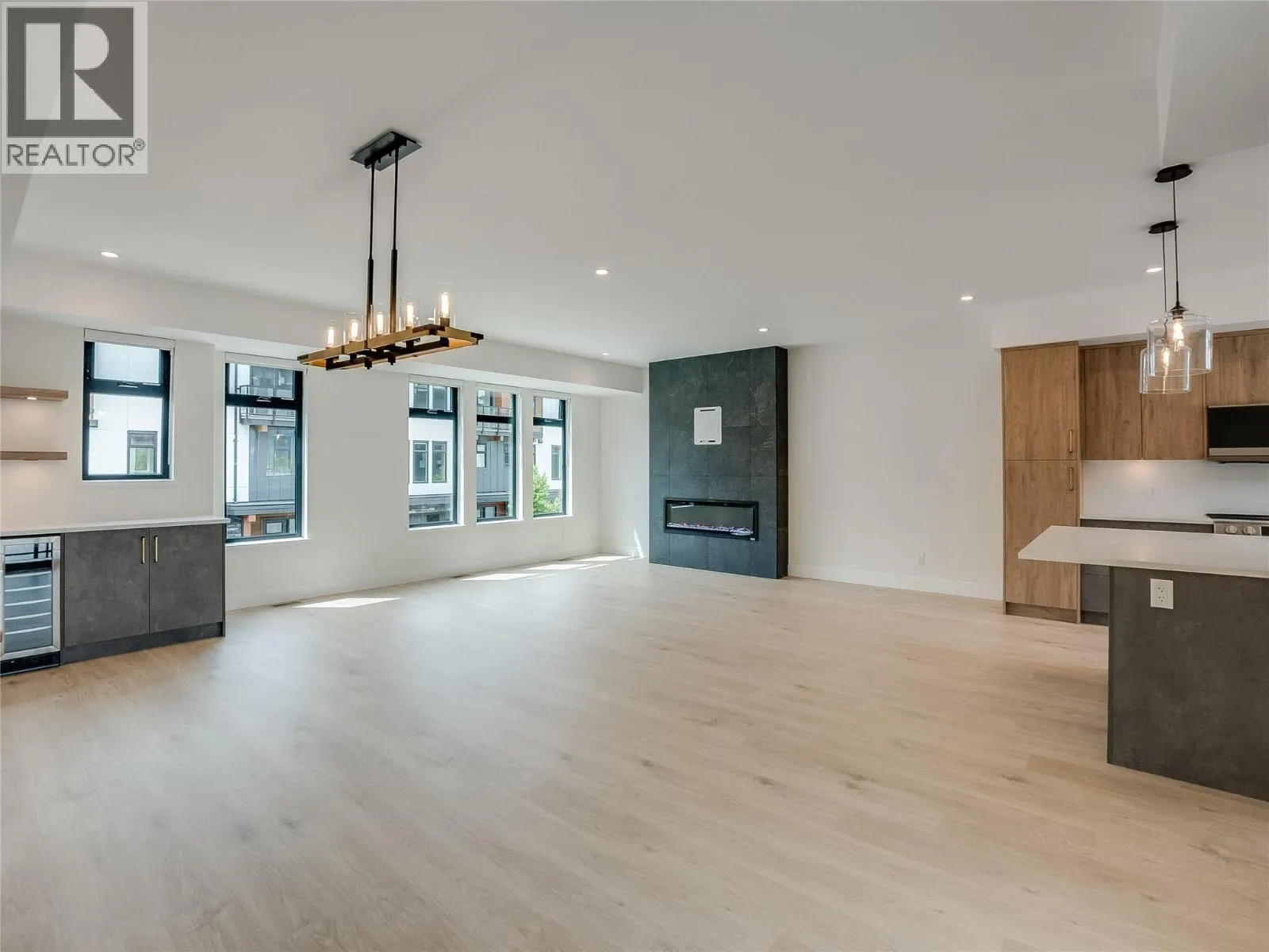 910 Lakeside Drive Unit# 208