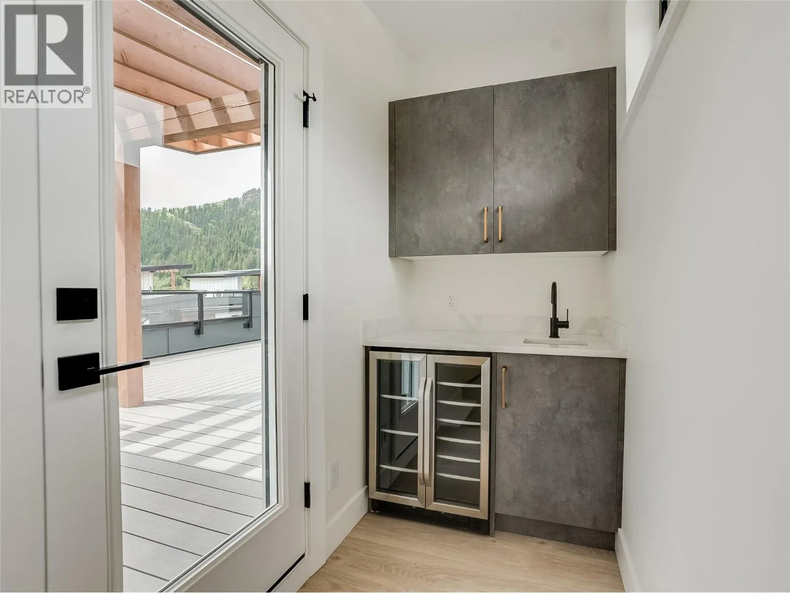 910 Lakeside Drive Unit# 208