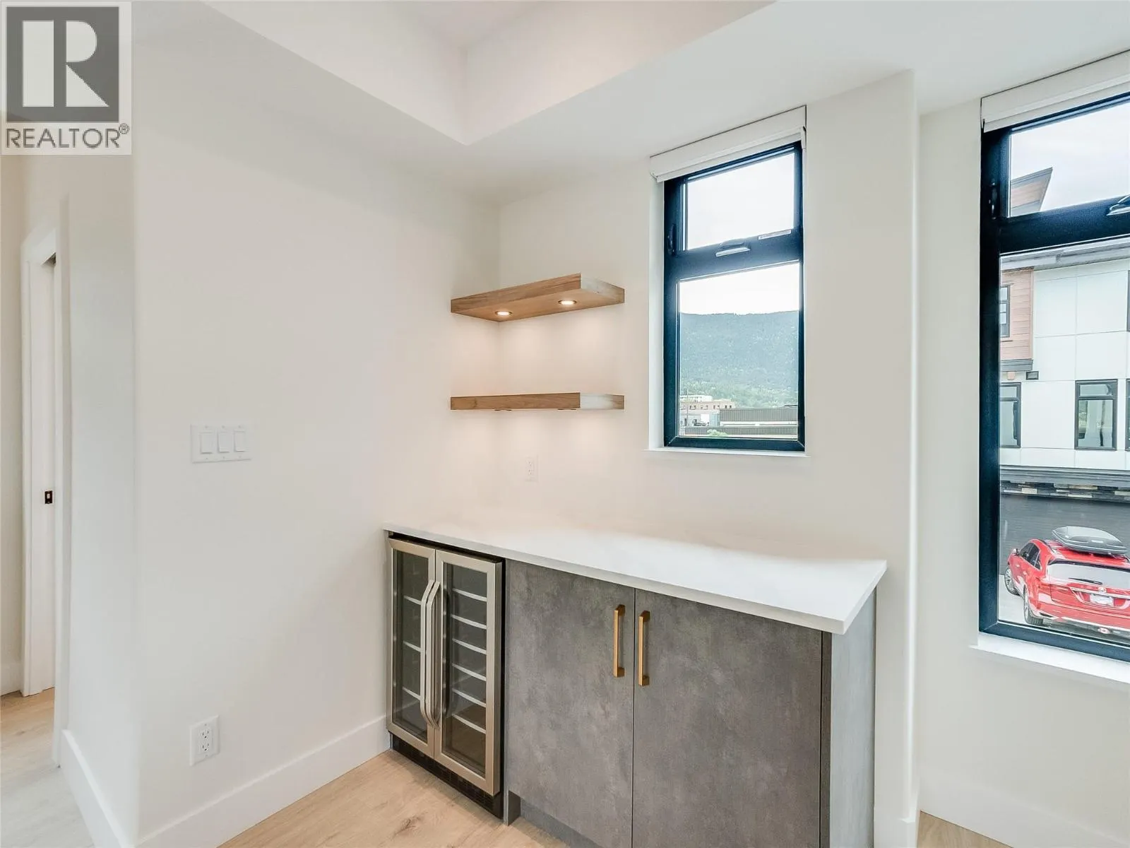 910 Lakeside Drive Unit# 208