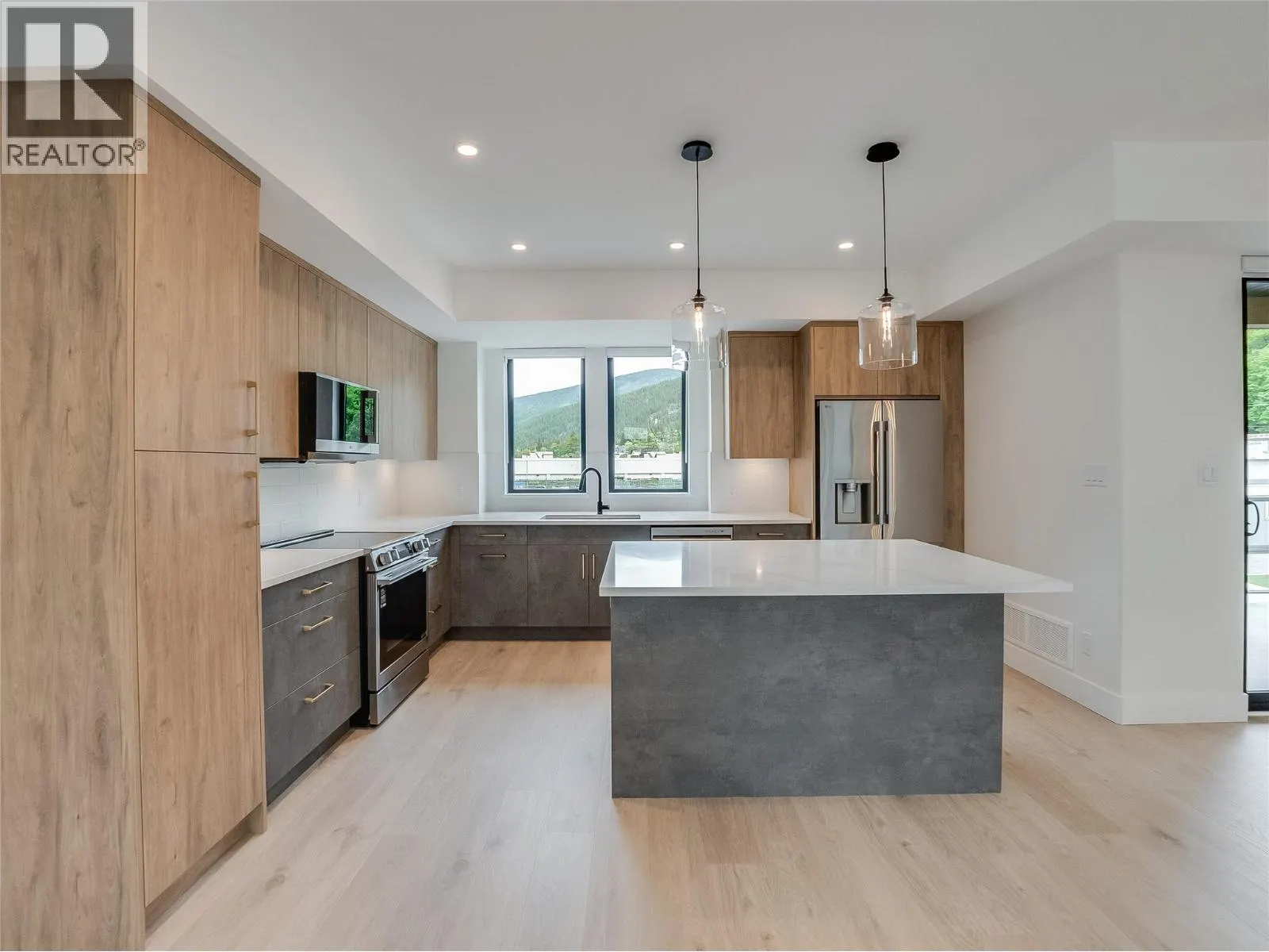 910 Lakeside Drive Unit# 208