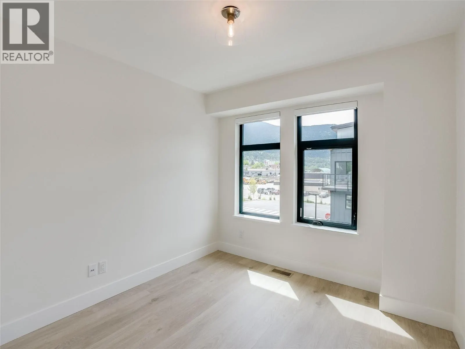 910 Lakeside Drive Unit# 208