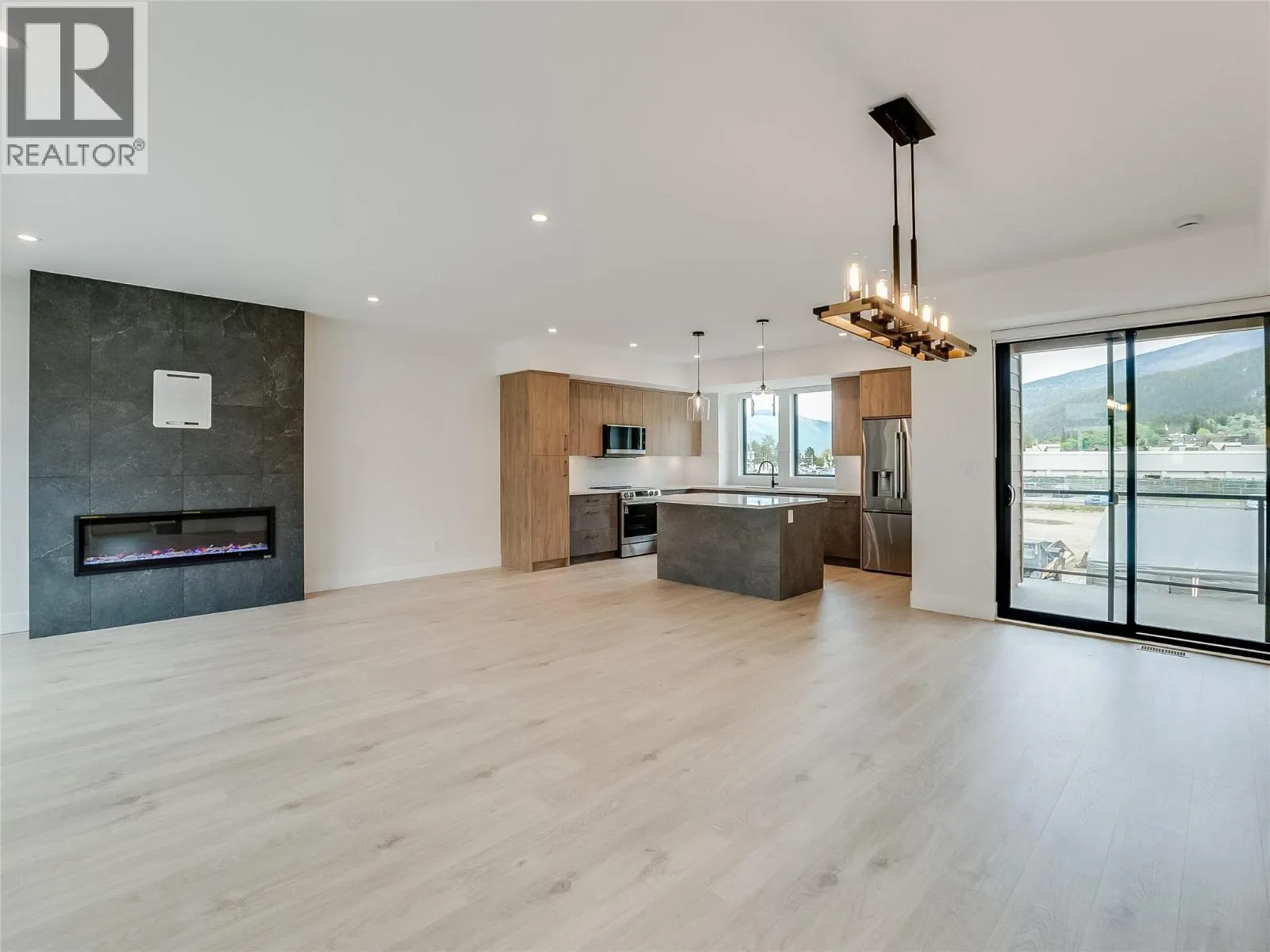 910 Lakeside Drive Unit# 208