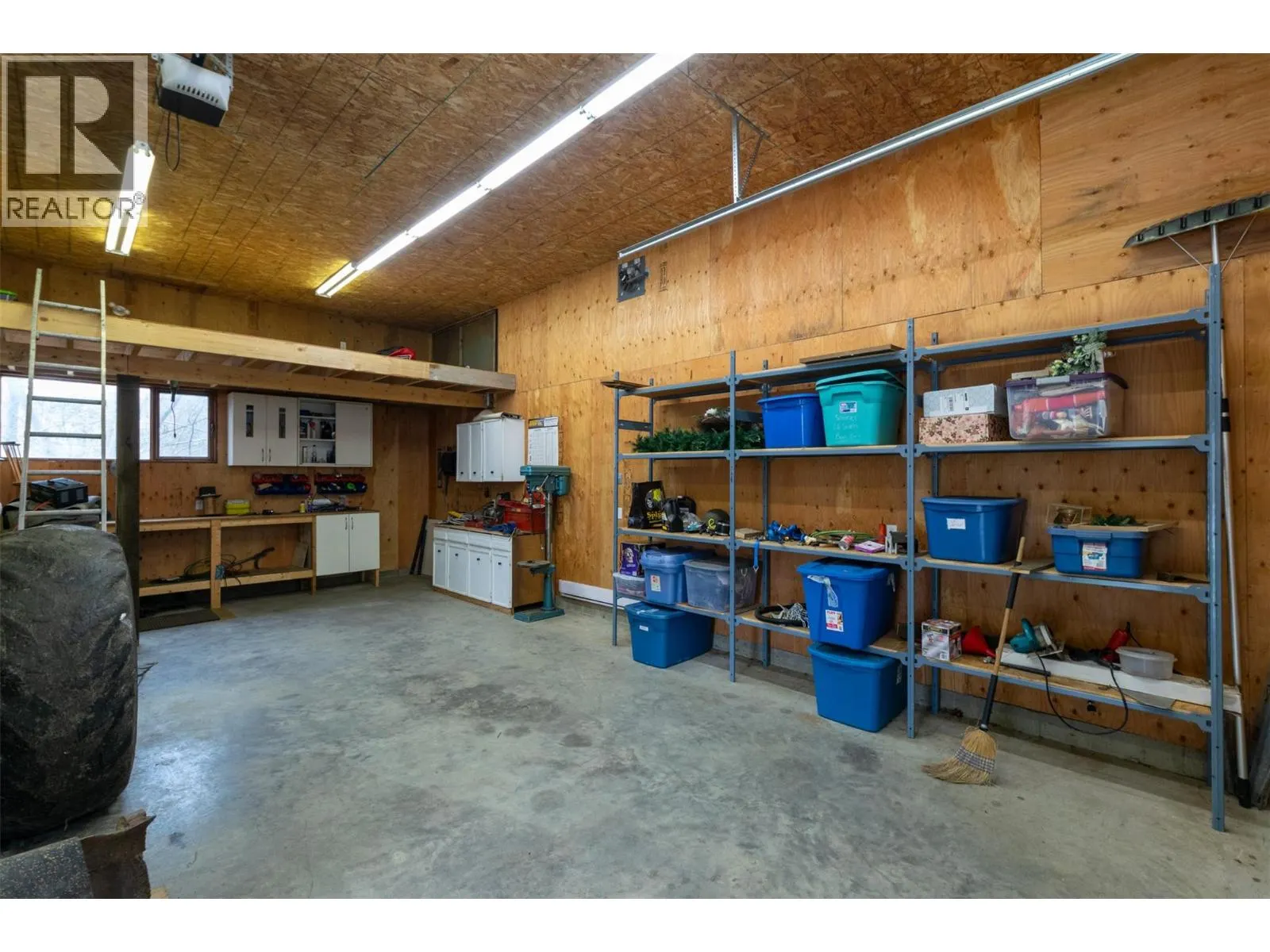 2370 Lakeshore Road NE