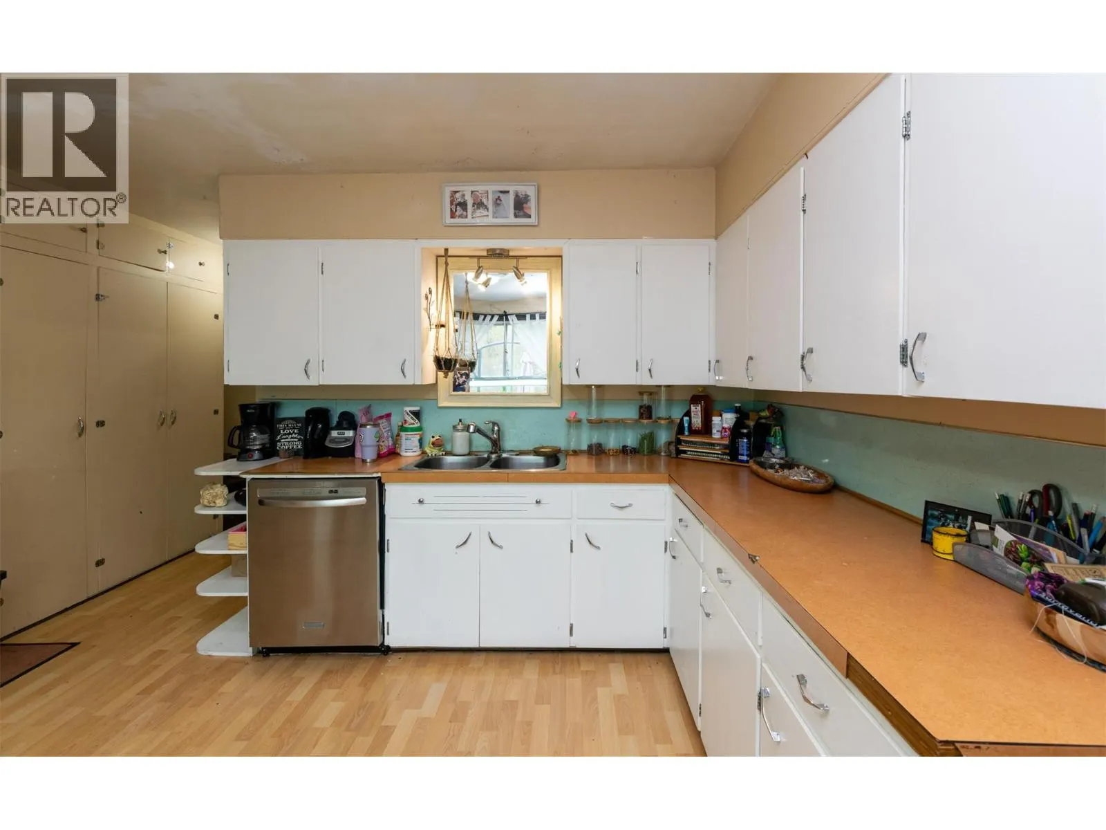 2370 Lakeshore Road NE