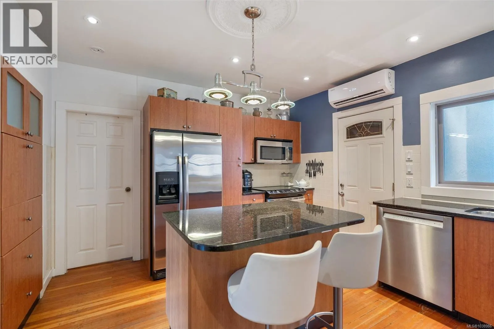 838 Old Esquimalt Rd