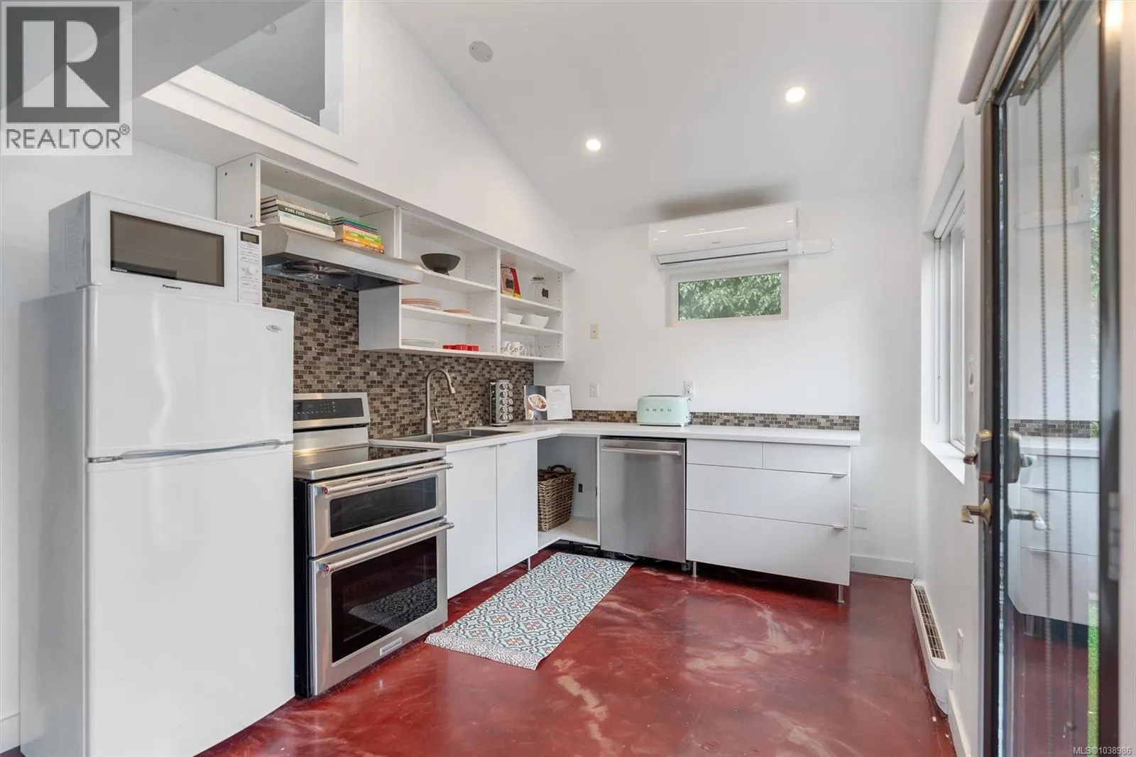 838 Old Esquimalt Rd