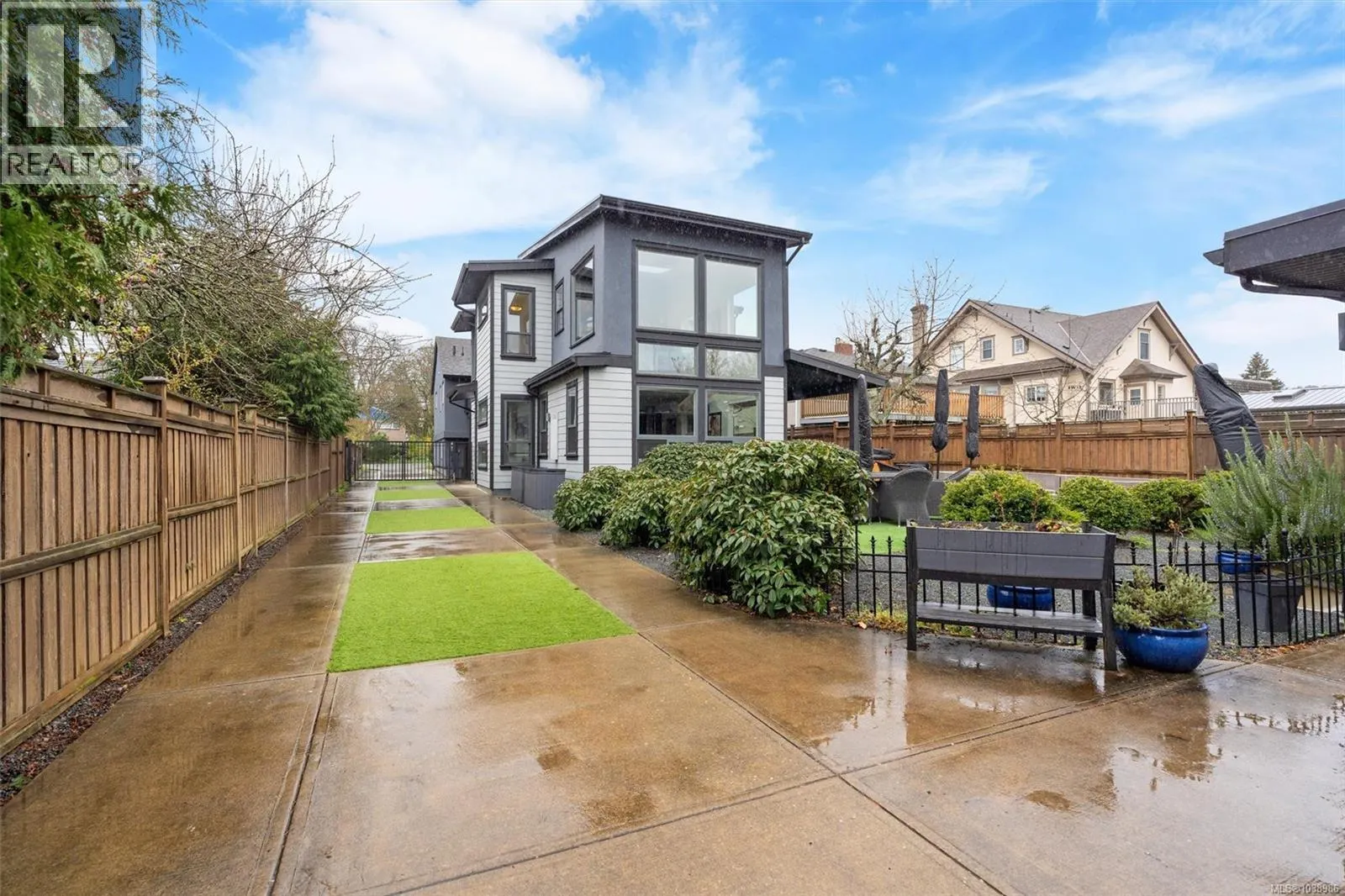 838 Old Esquimalt Rd