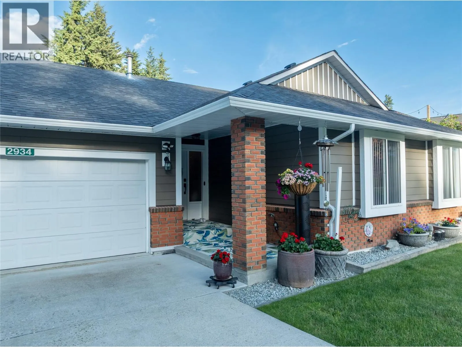 2934 Juniper Crescent