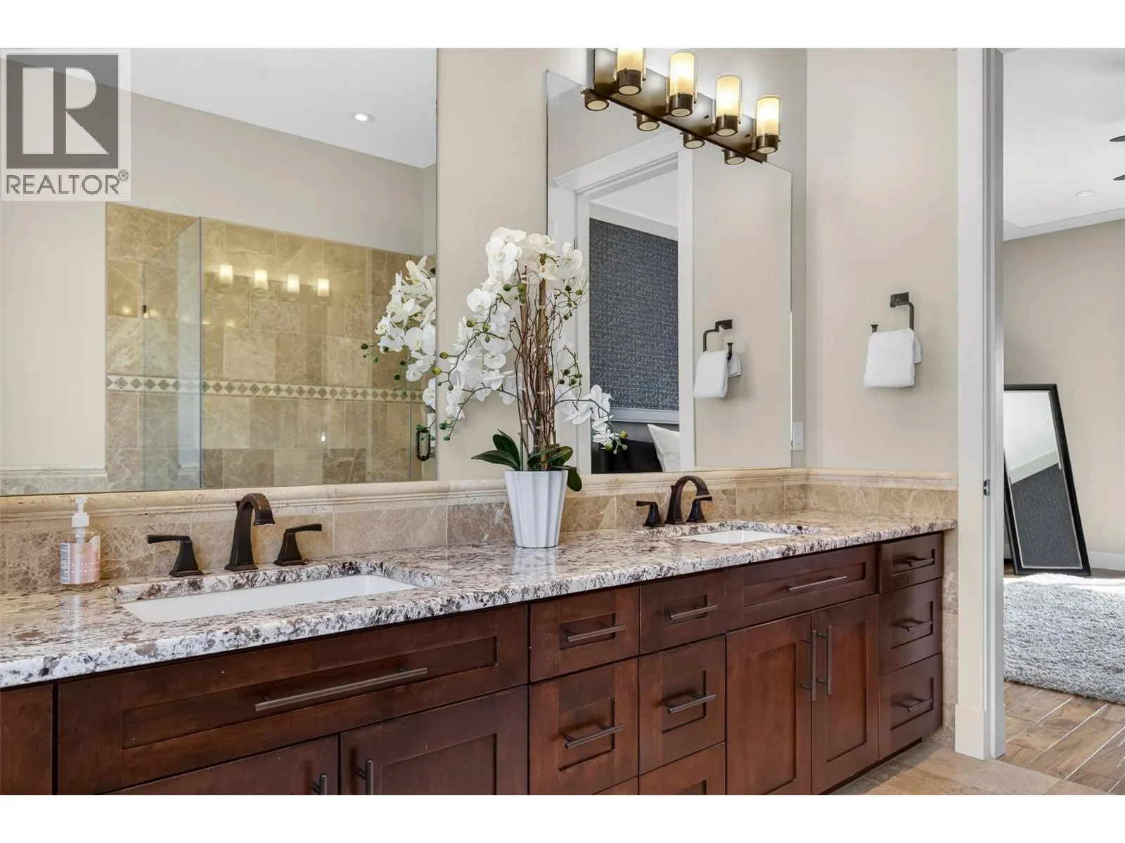 1086 Aurora Heights