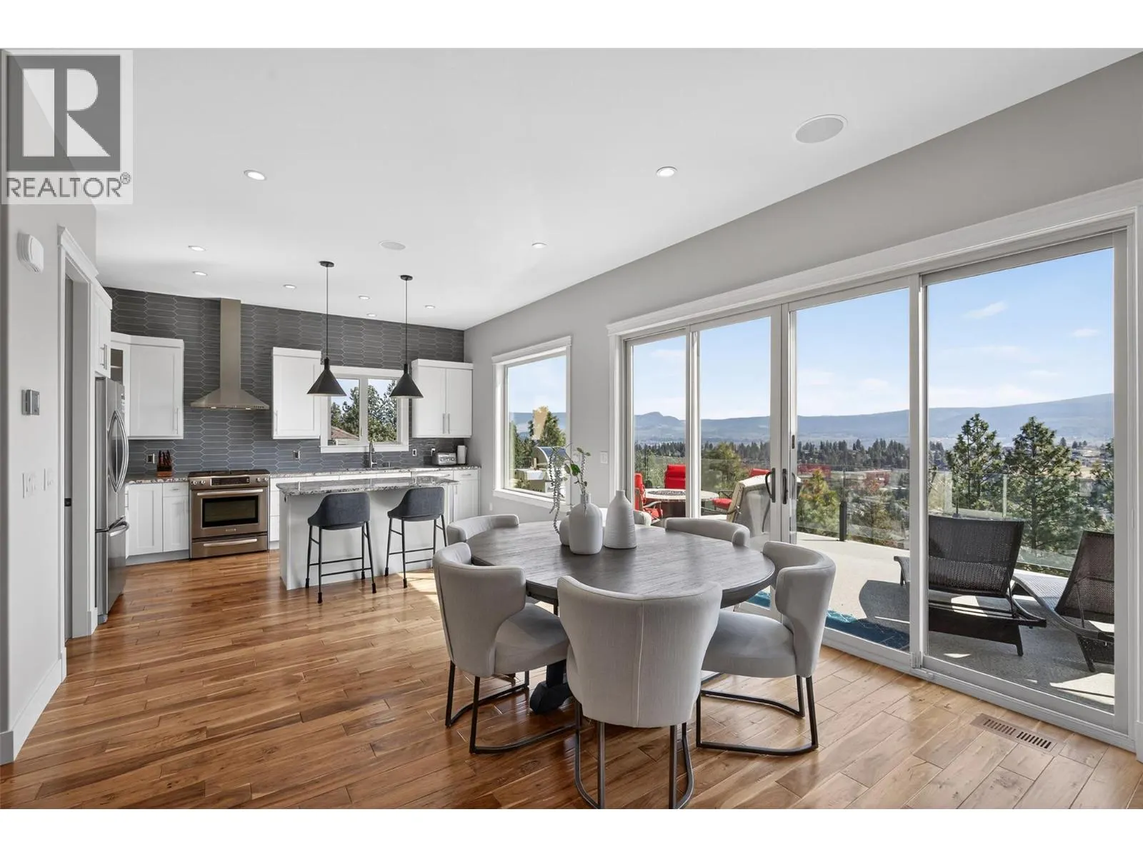 1086 Aurora Heights