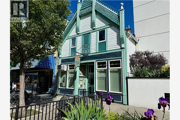 212 Mackenzie Avenue