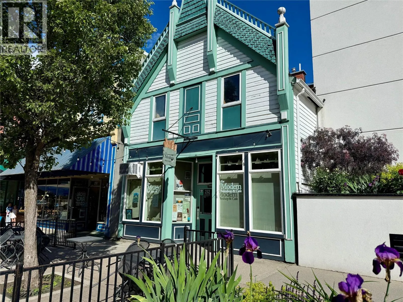 212 Mackenzie Avenue