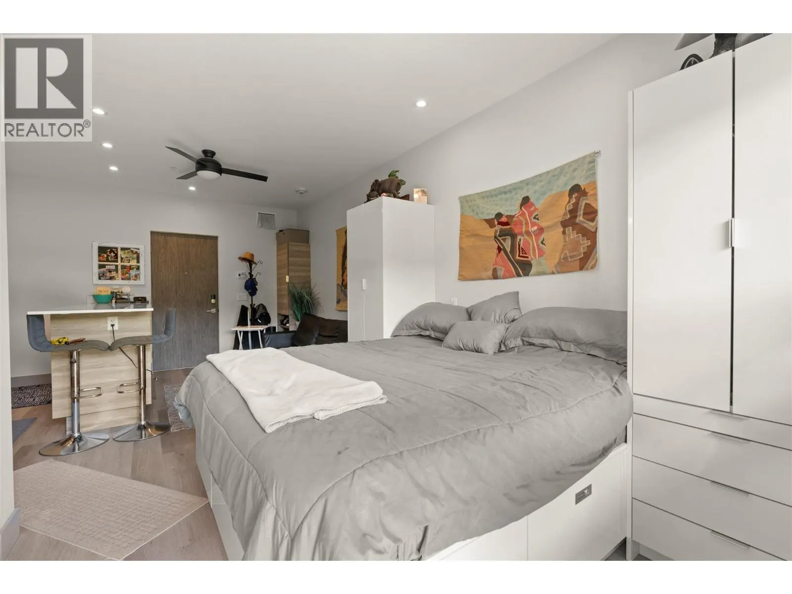 2555 Lakeshore Road Unit# 303
