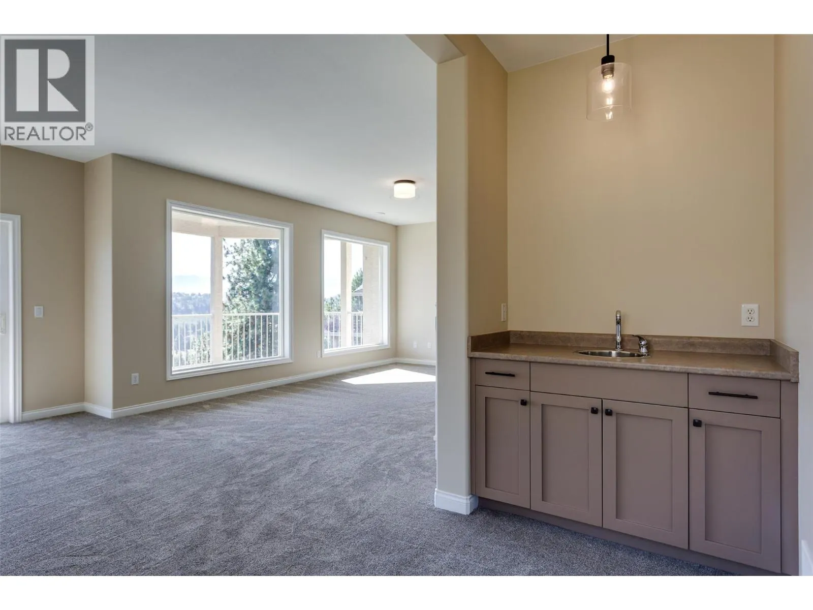1084 Aurora Heights