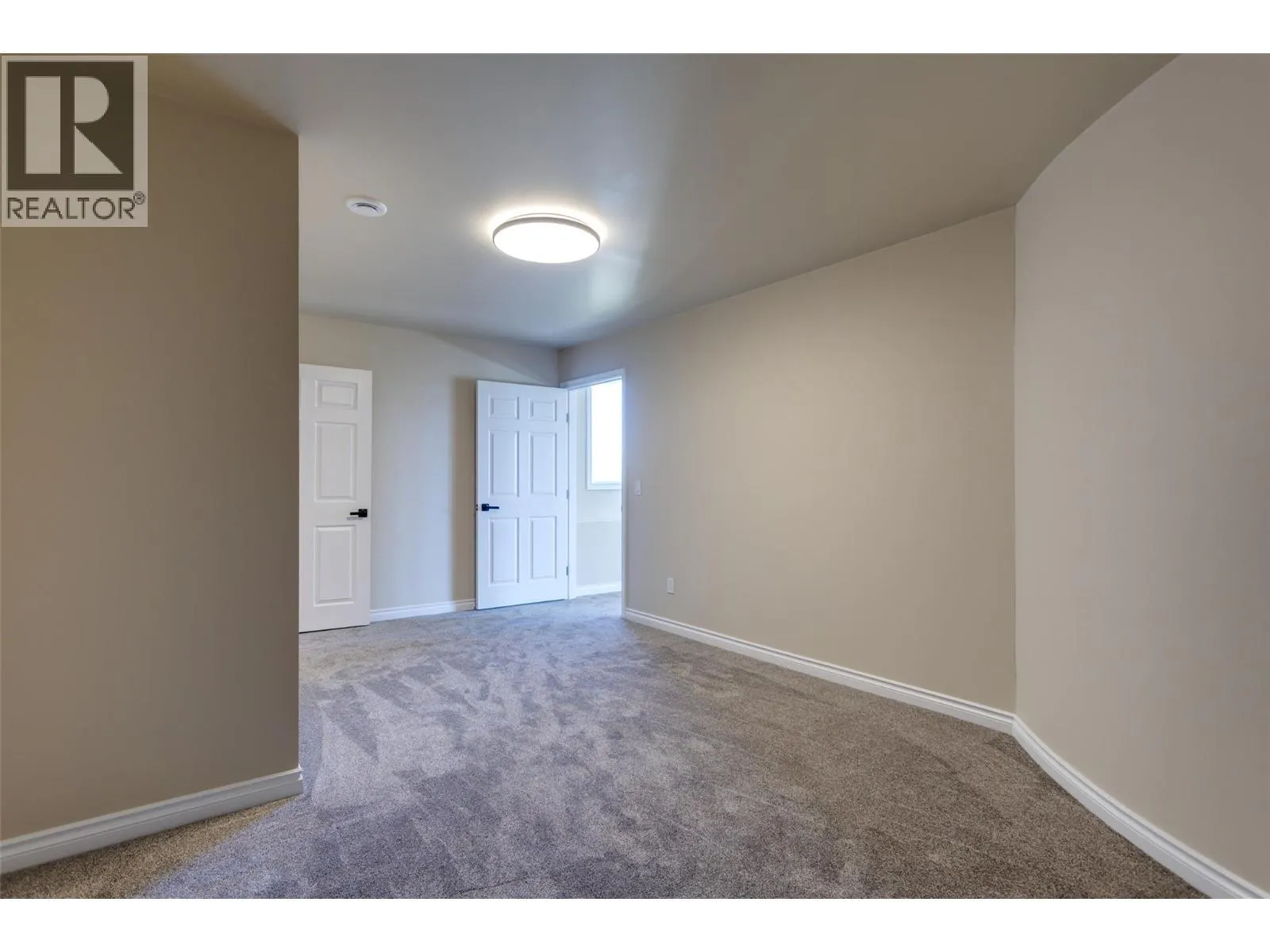 1084 Aurora Heights