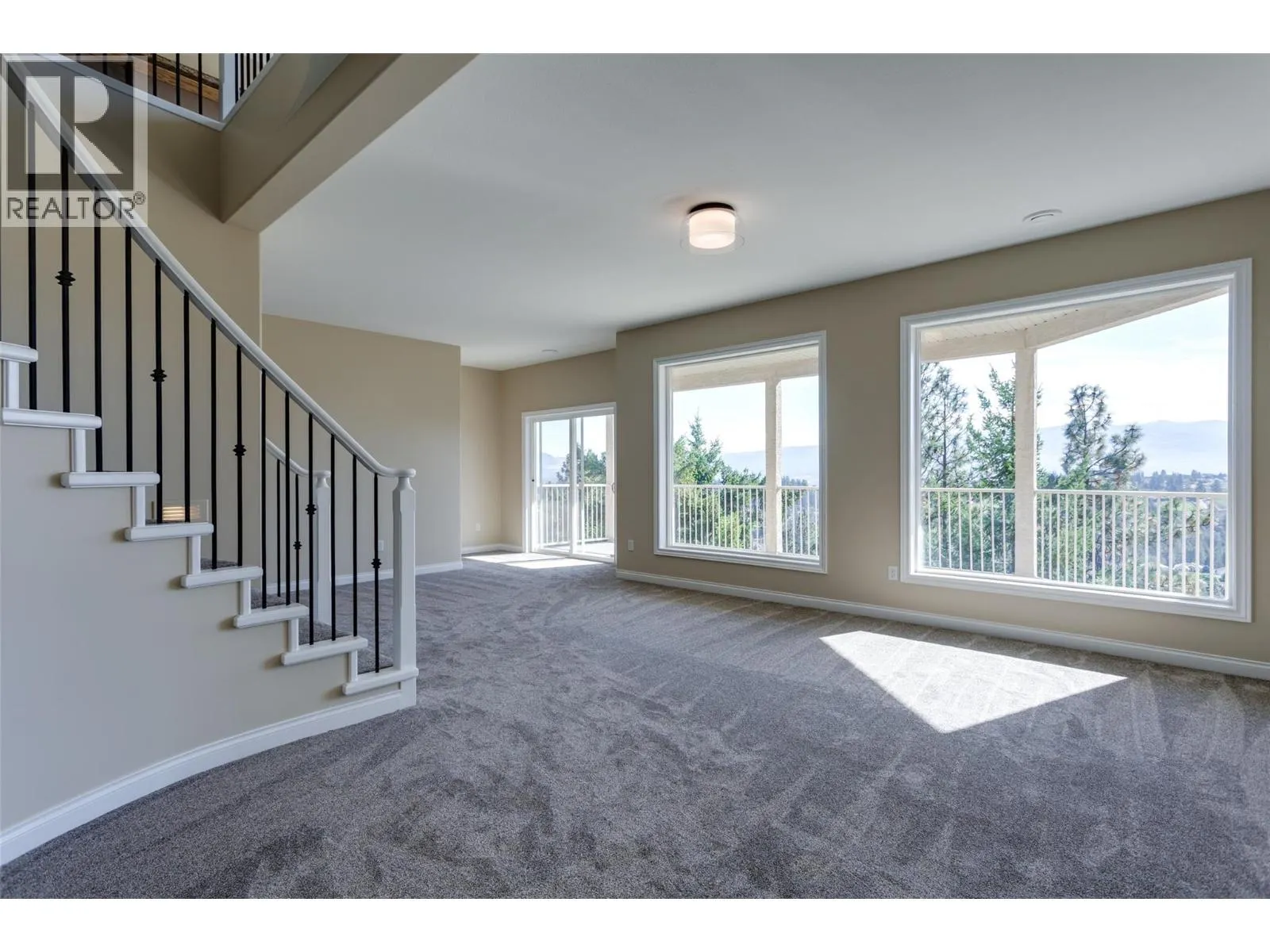 1084 Aurora Heights