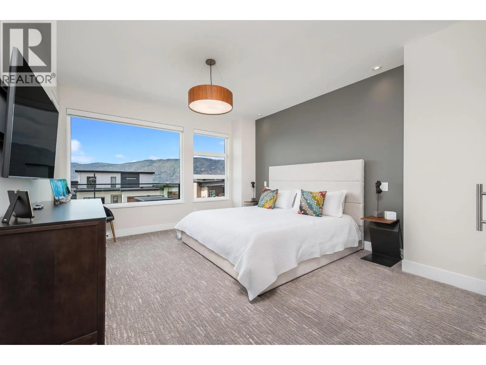 9839 Beacon Hill Crescent