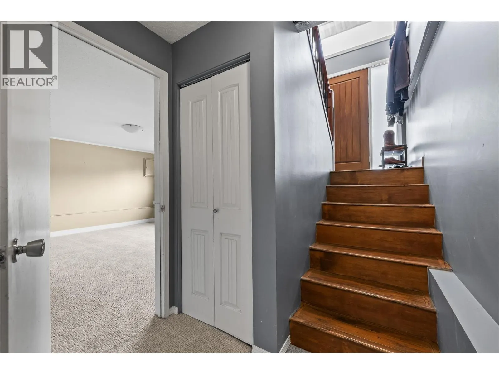 909 Grenfell Court