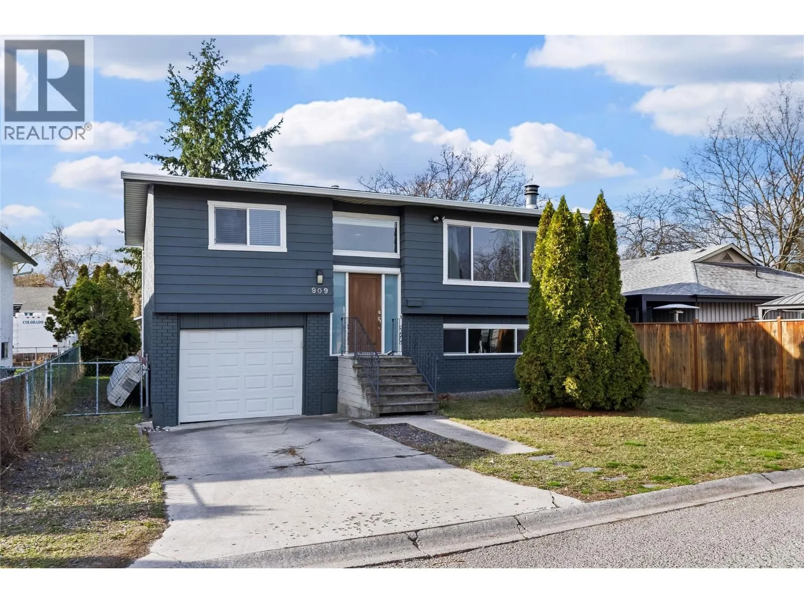 909 Grenfell Court