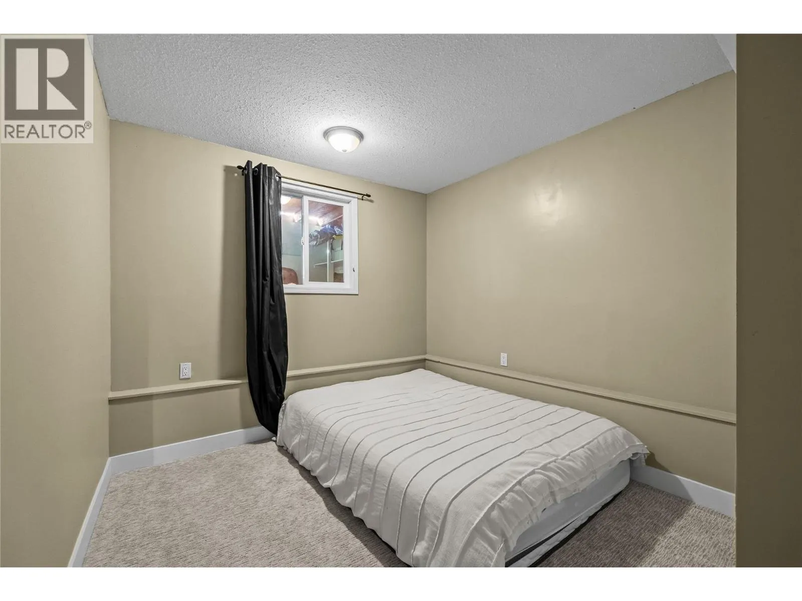 909 Grenfell Court