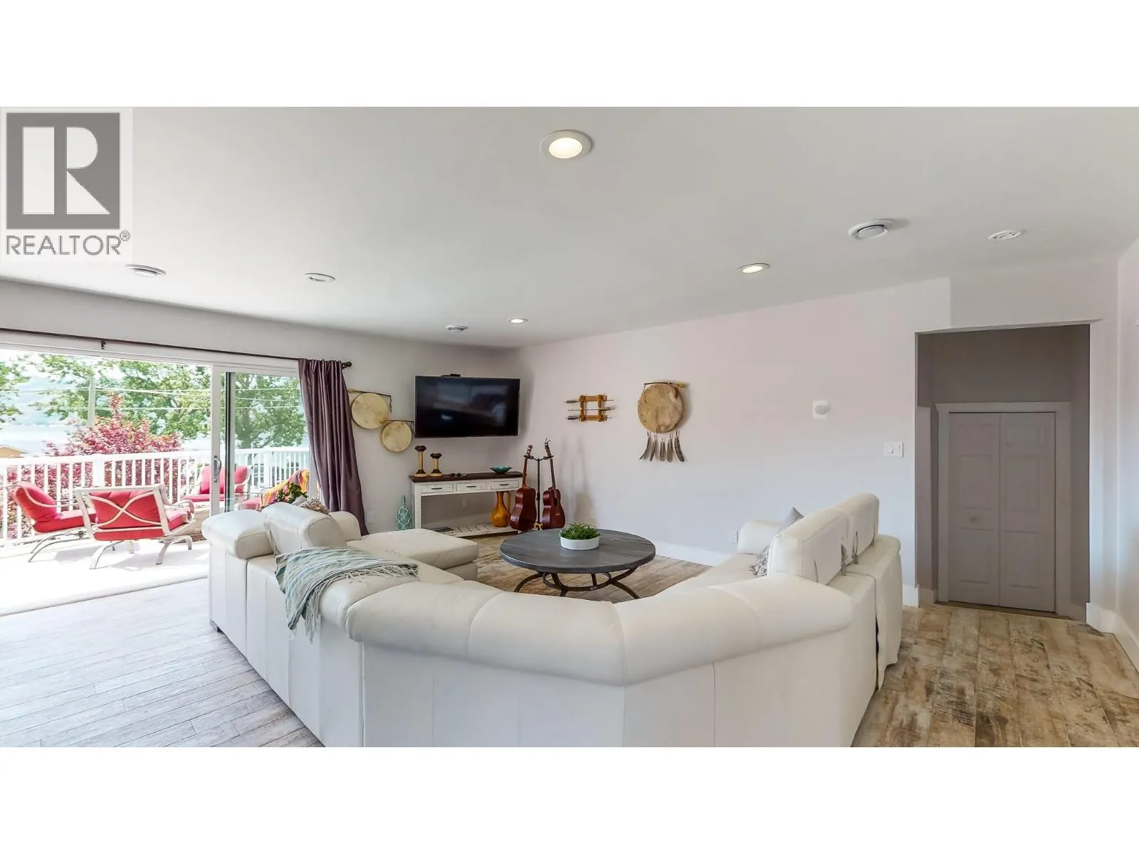 5005 LAKESHORE Drive Unit# 111