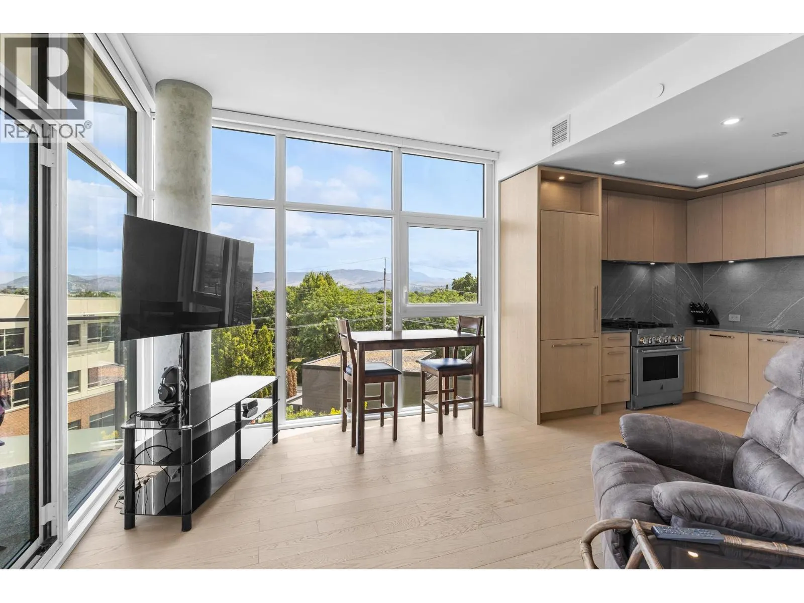 3389 Lakeshore Road Unit# 407