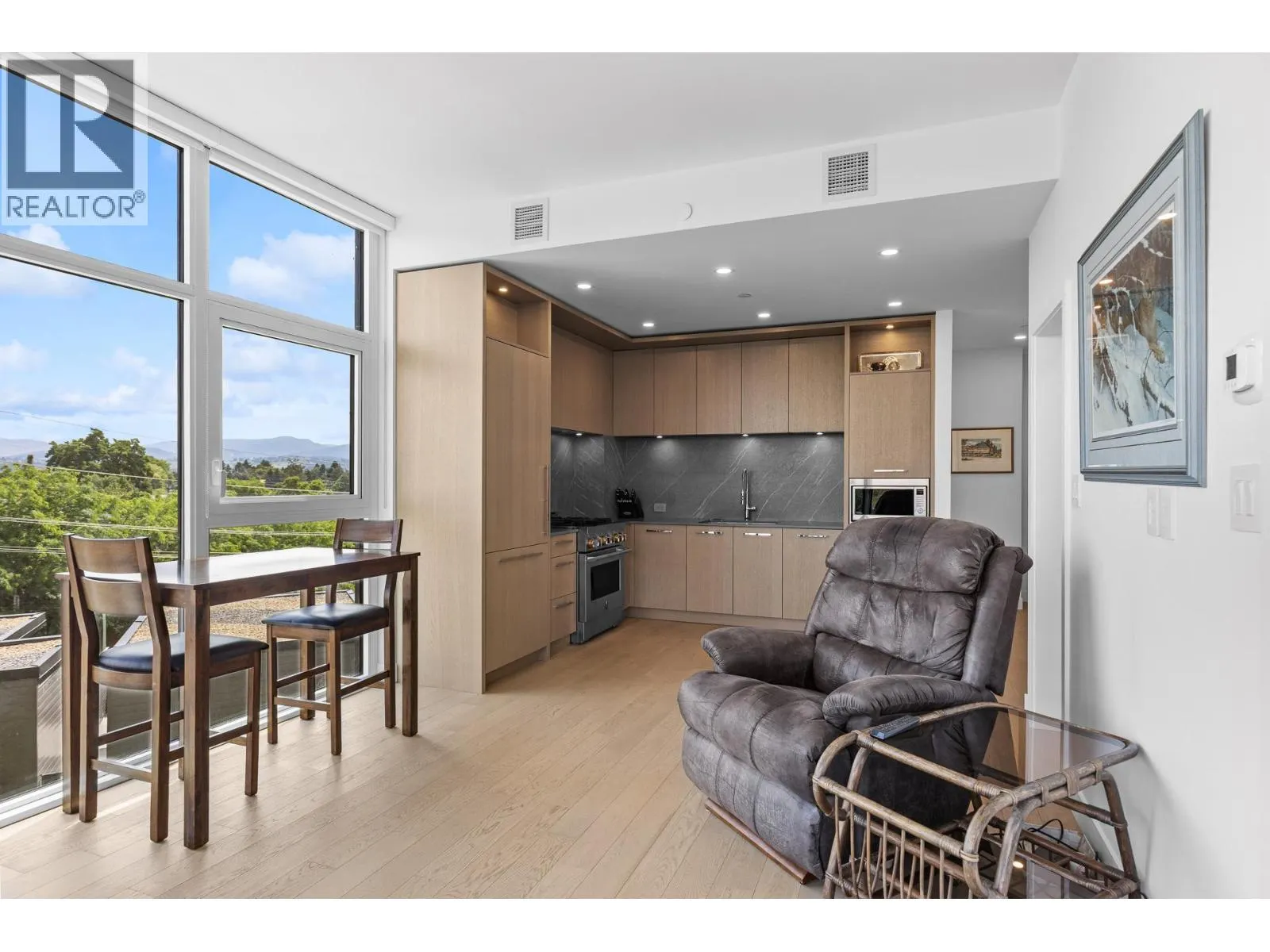 3389 Lakeshore Road Unit# 407