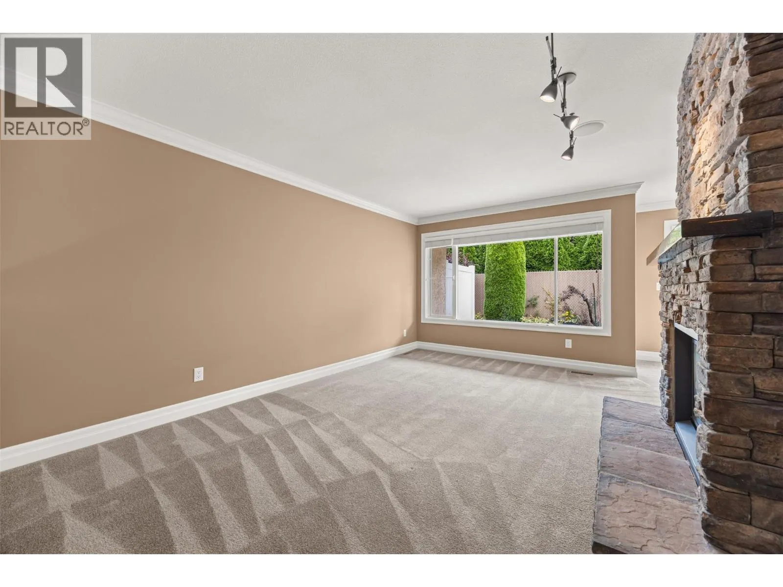 1886 Parkview Crescent Unit# 9