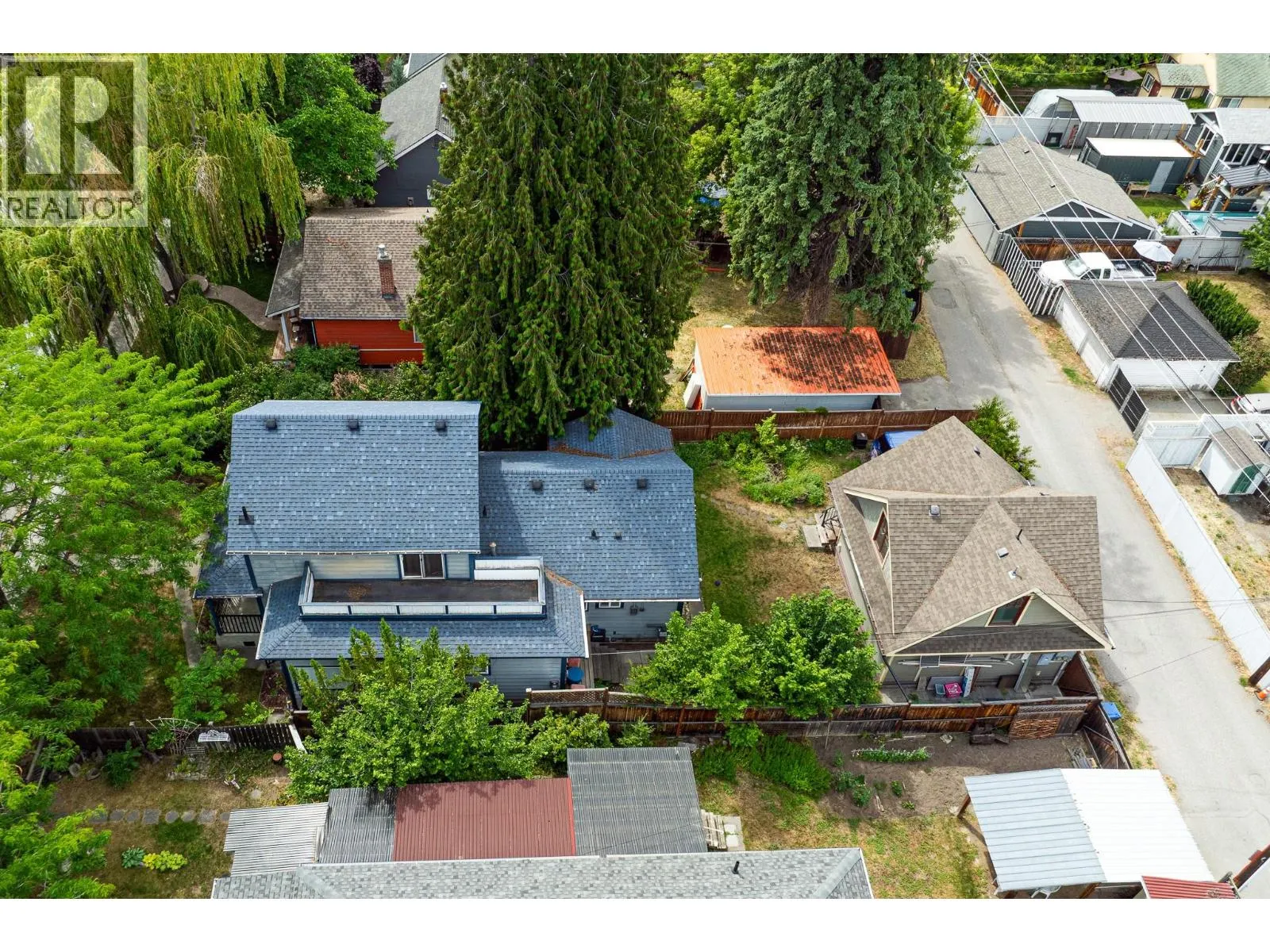 822 Lawrence Avenue
