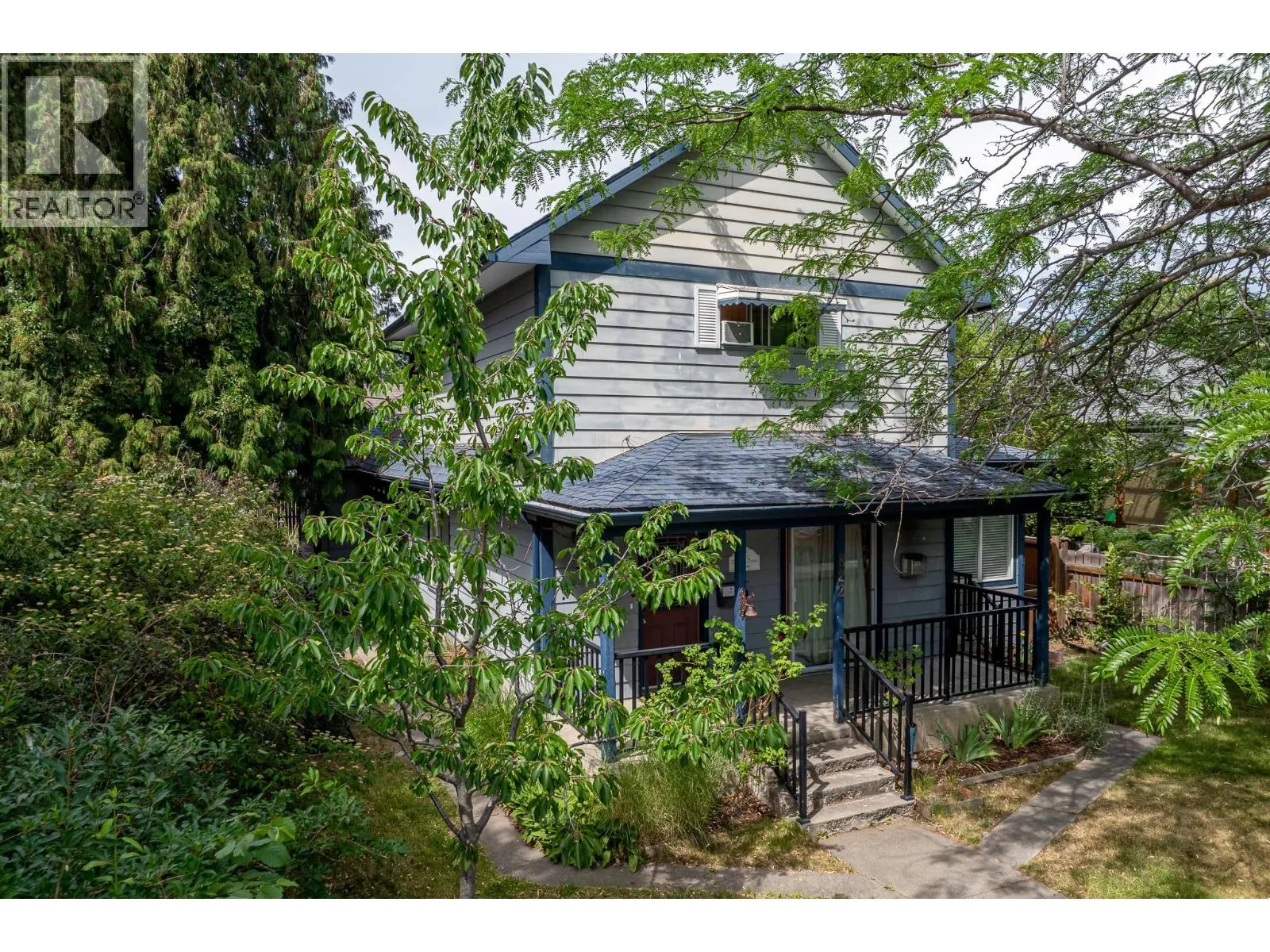 822 Lawrence Avenue