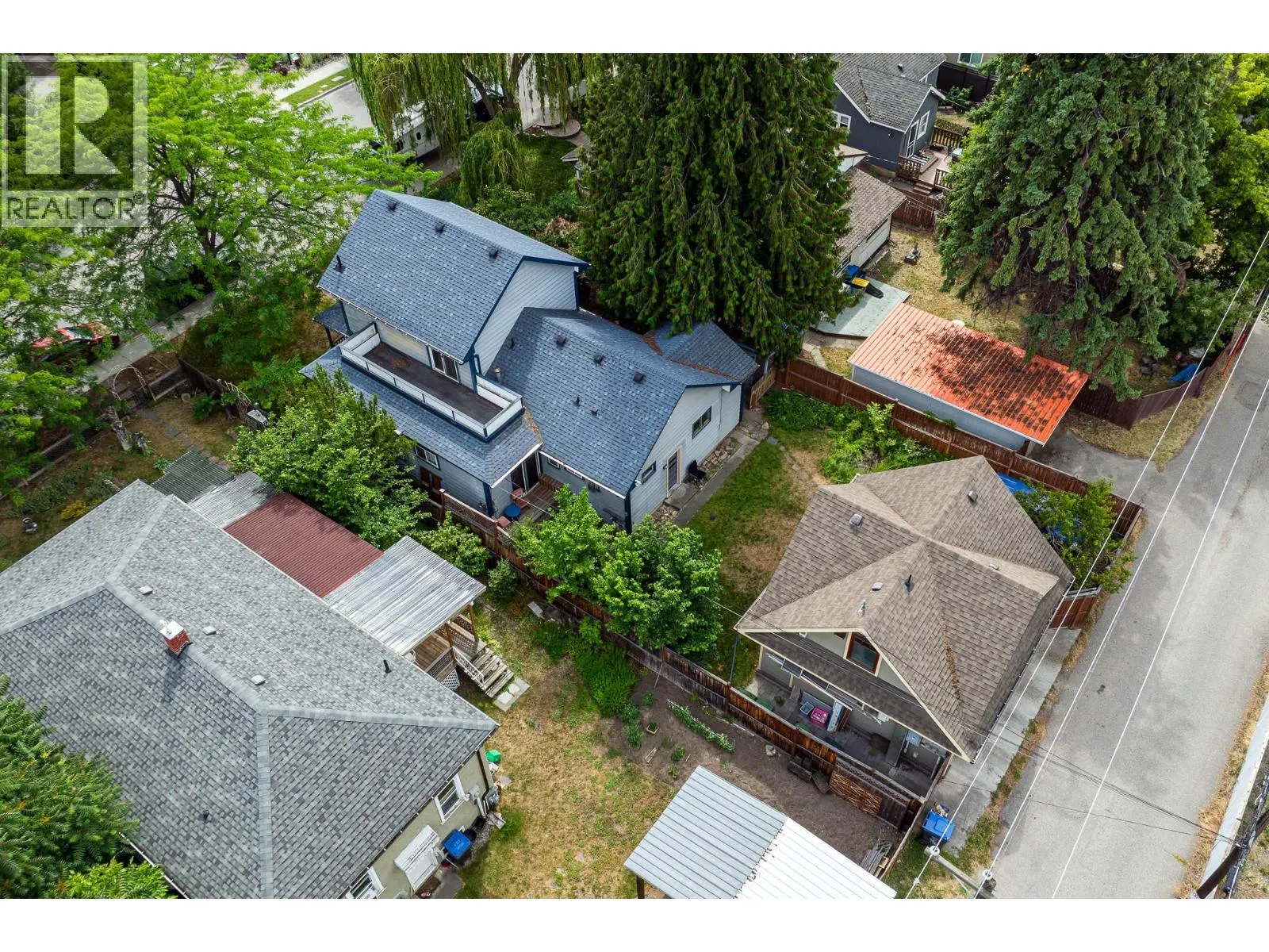 822 Lawrence Avenue