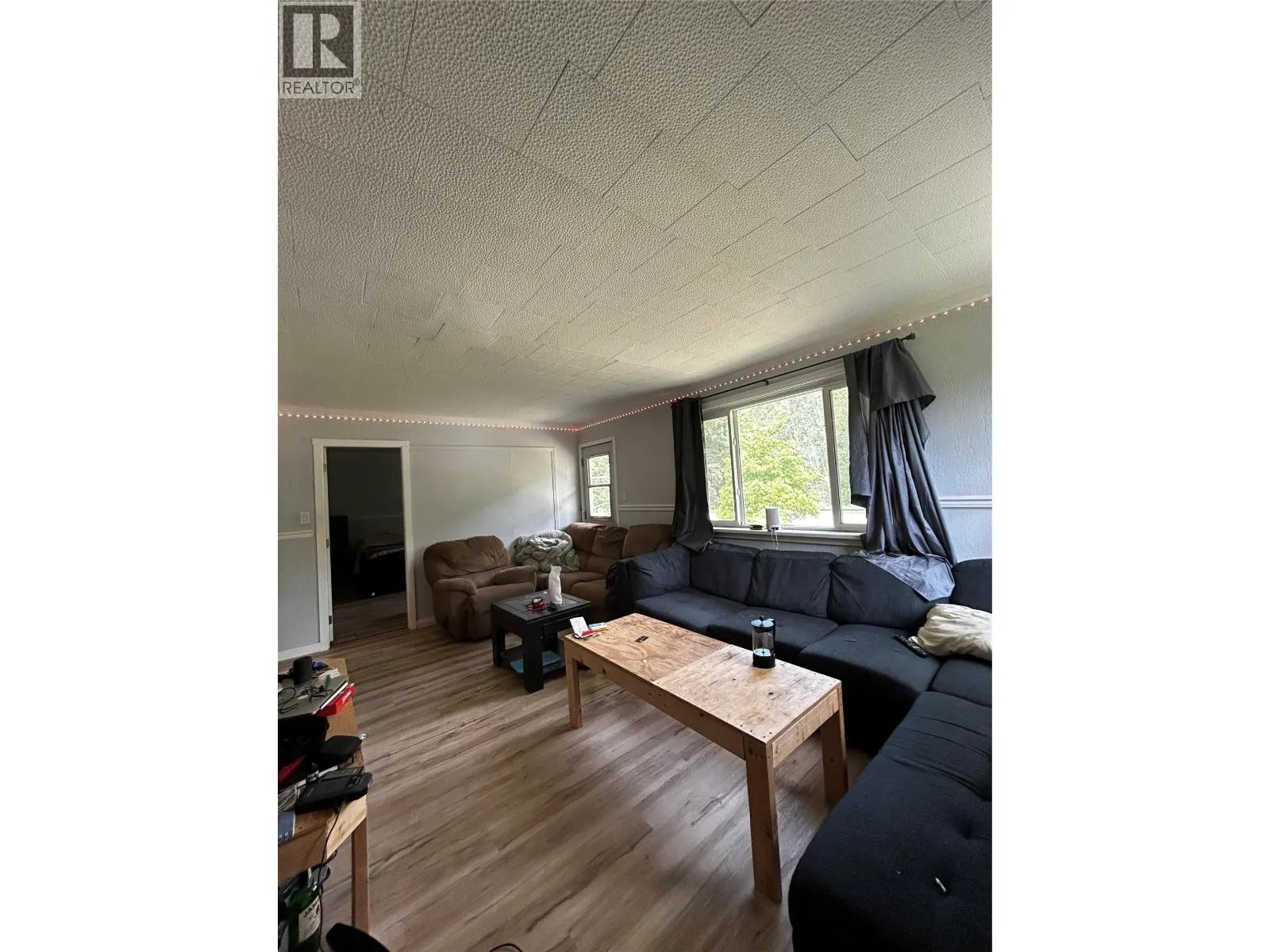 1201 Victoria Road W