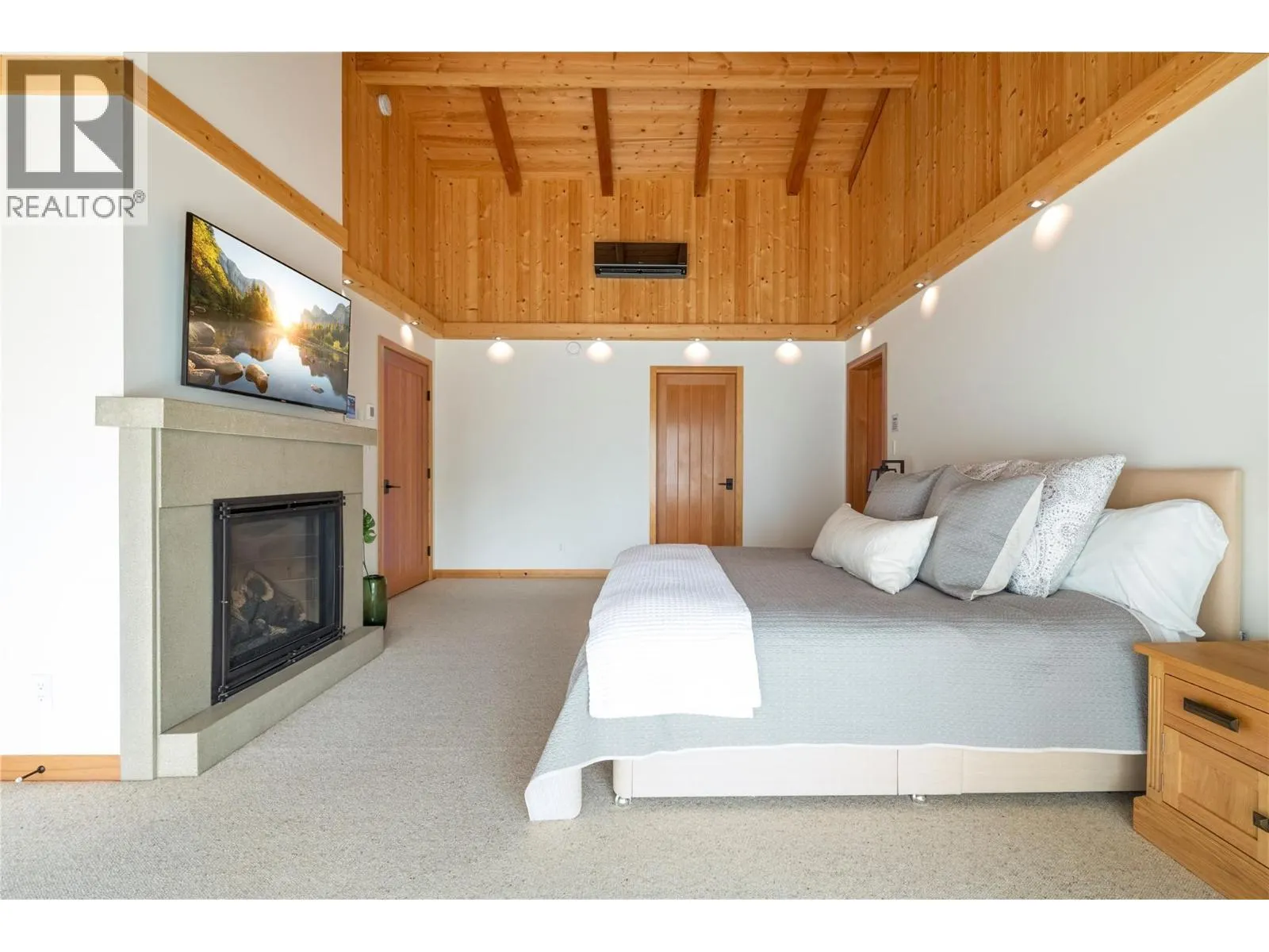 8100/8104 Silver Star Road Road