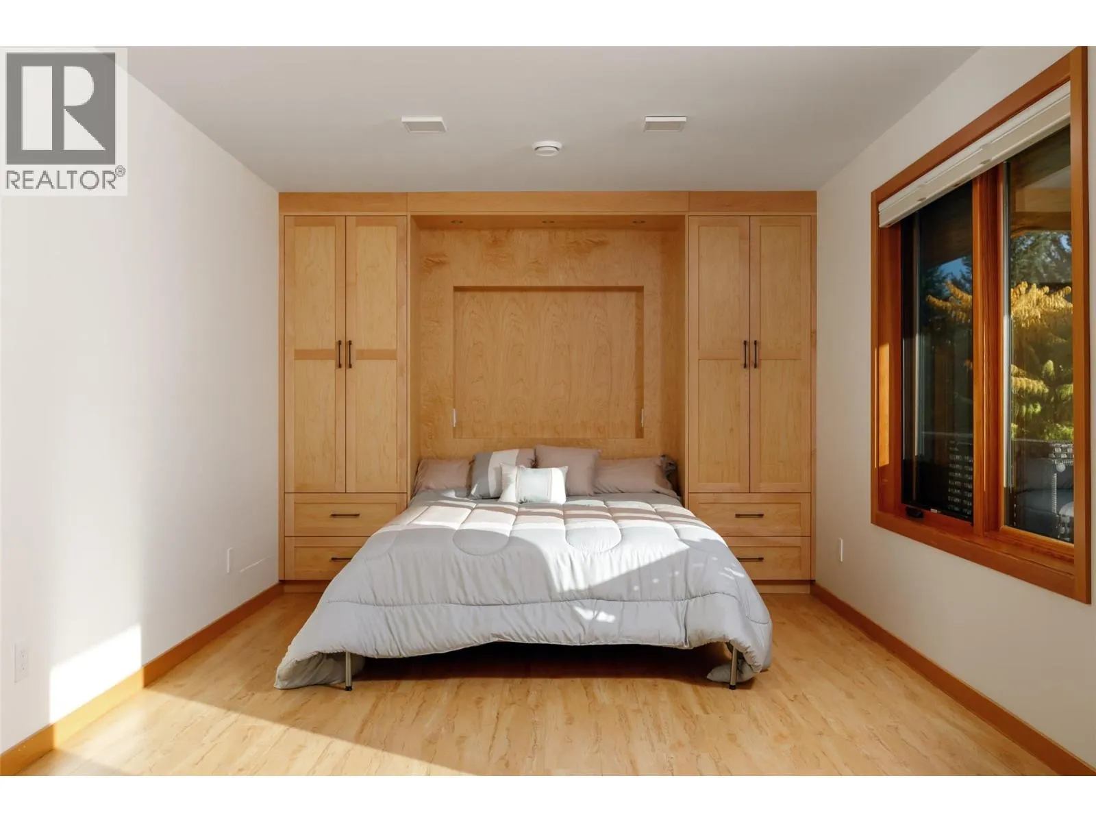 8100/8104 Silver Star Road Road