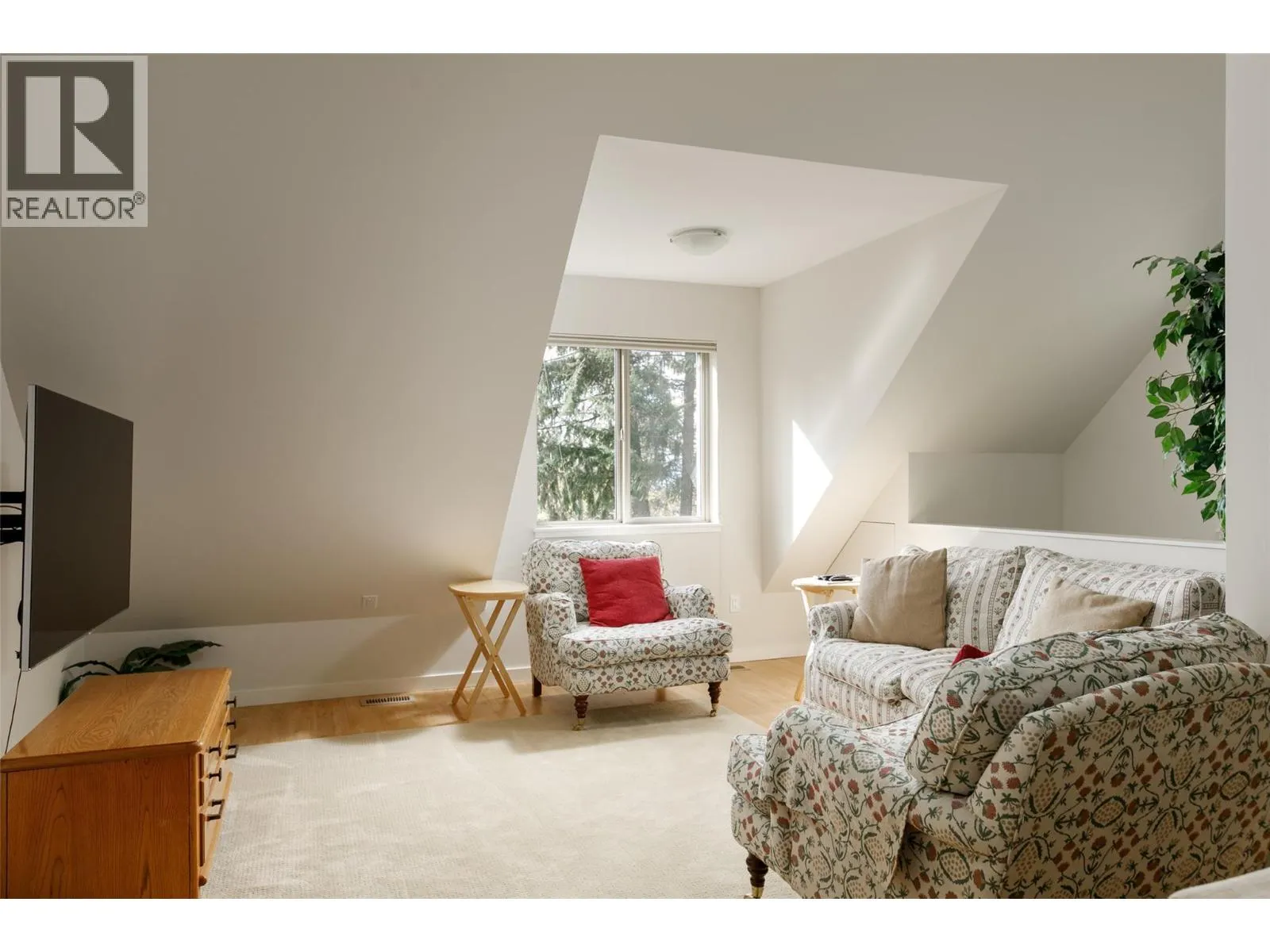8100/8104 Silver Star Road Road