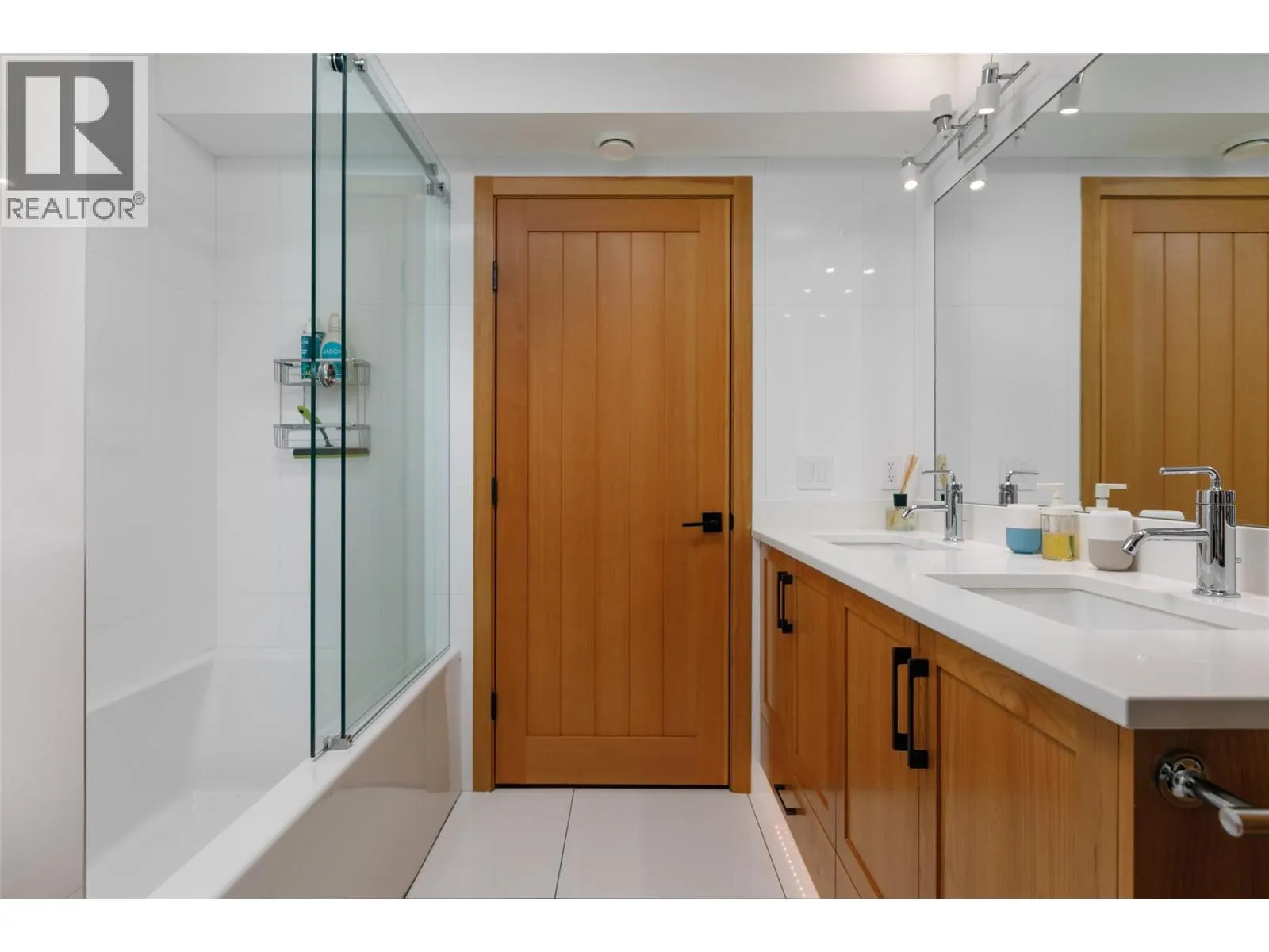 8100/8104 Silver Star Road Road