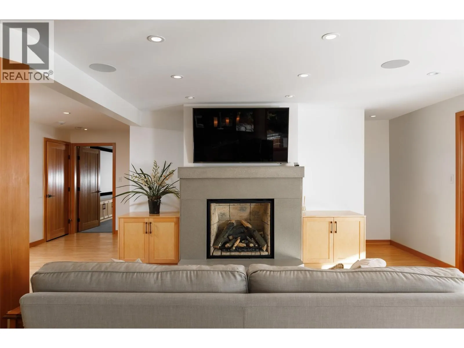 8100/8104 Silver Star Road Road
