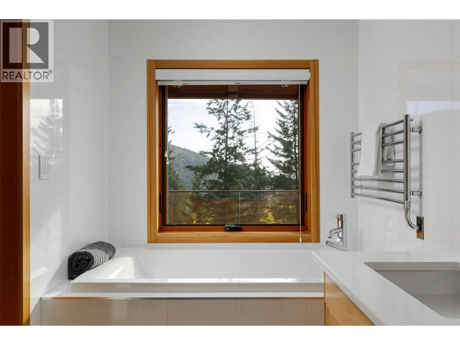8100/8104 Silver Star Road Road