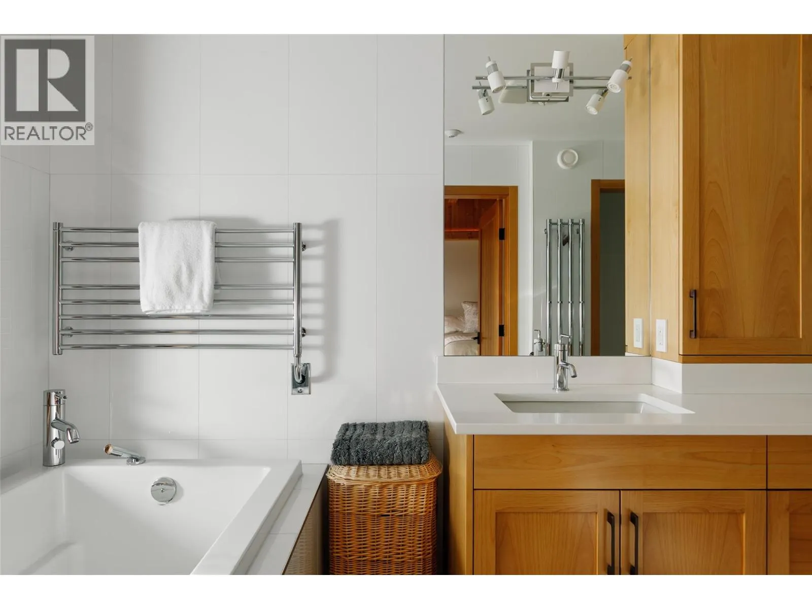 8100/8104 Silver Star Road Road