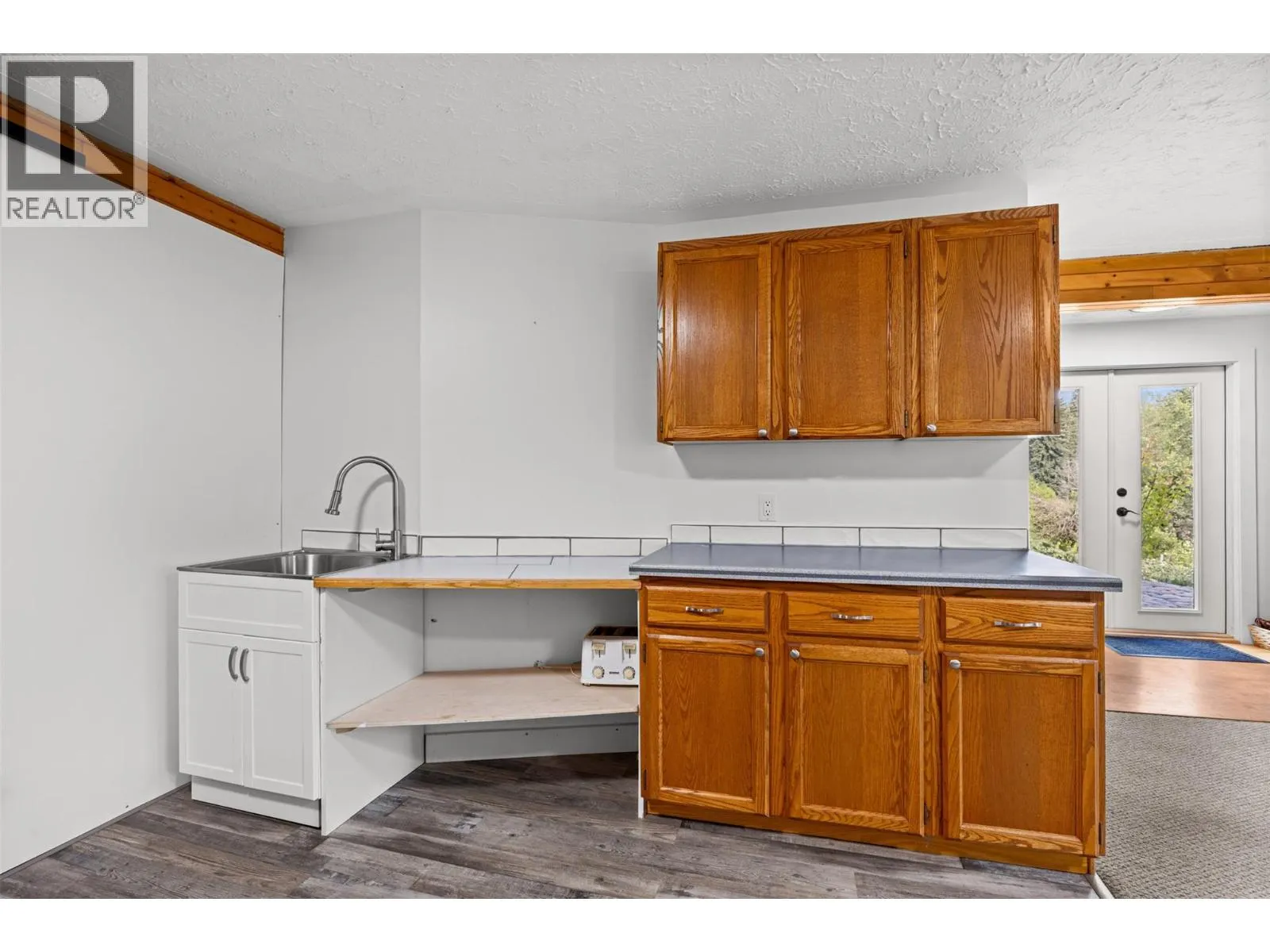 10737 Highway 33 E