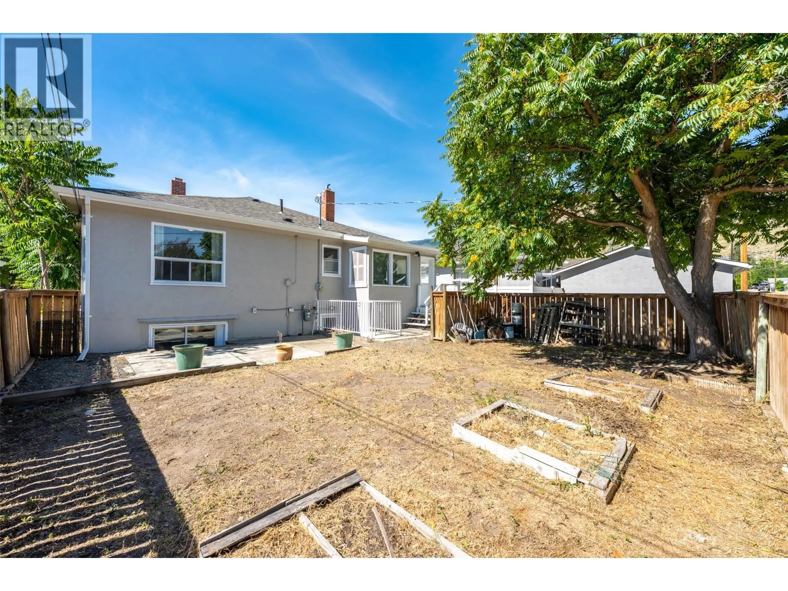 724 SCHOOL Avenue