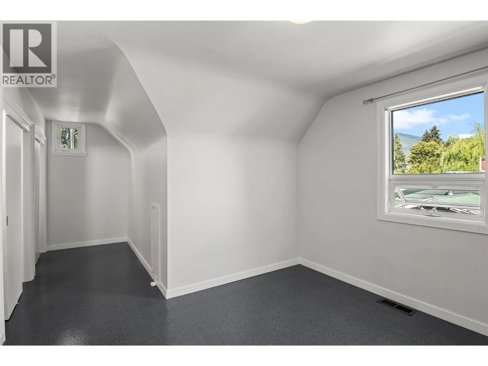 422 Ninth Street E