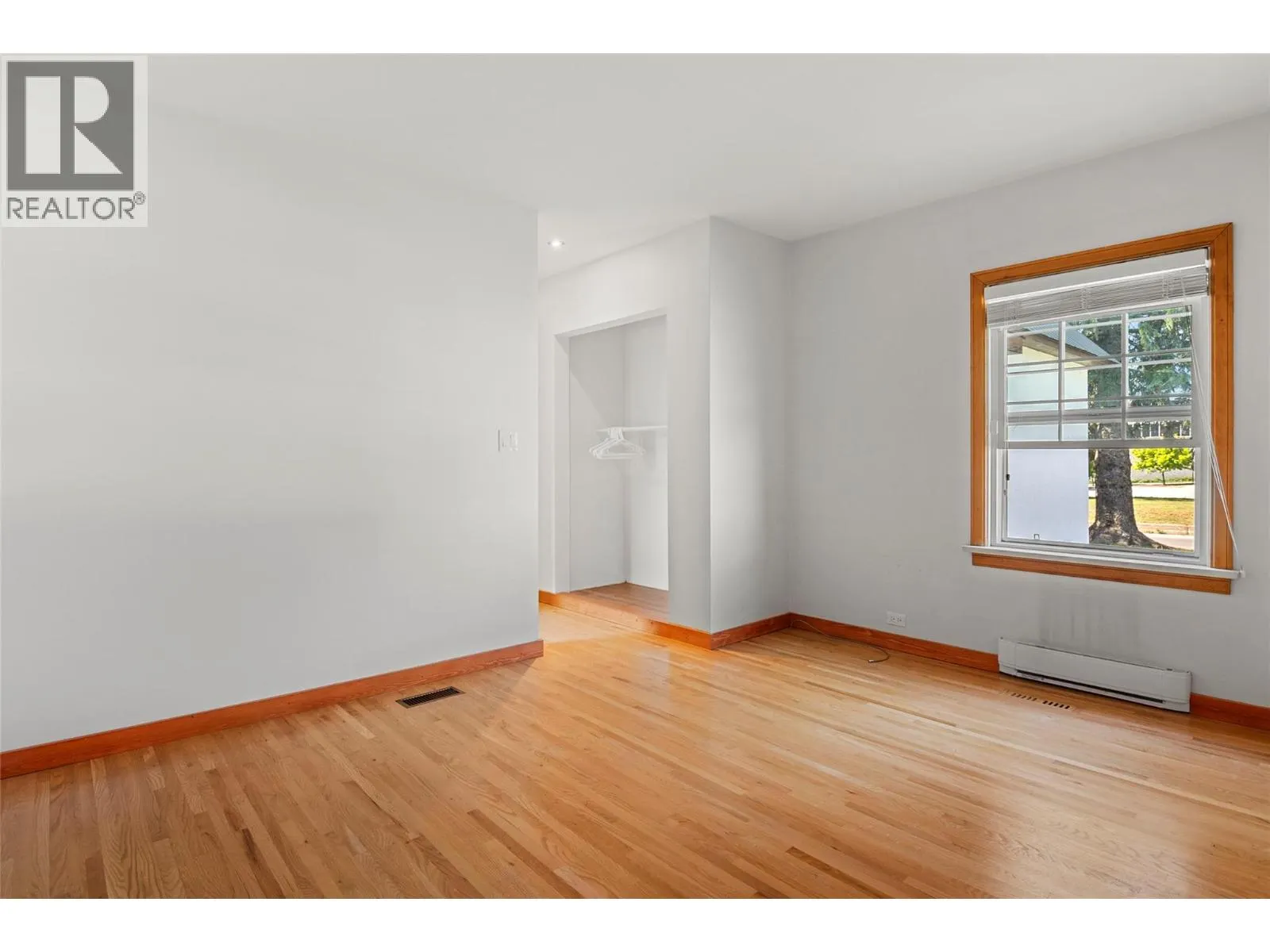 422 Ninth Street E