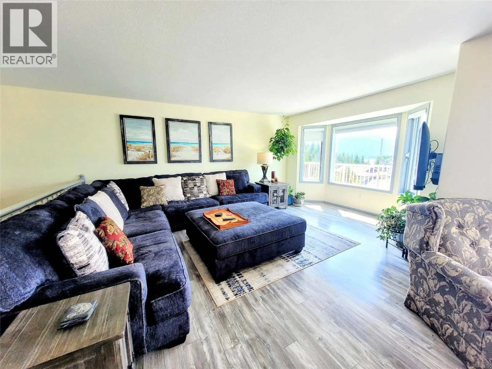 4410 Lakeshore Road NE