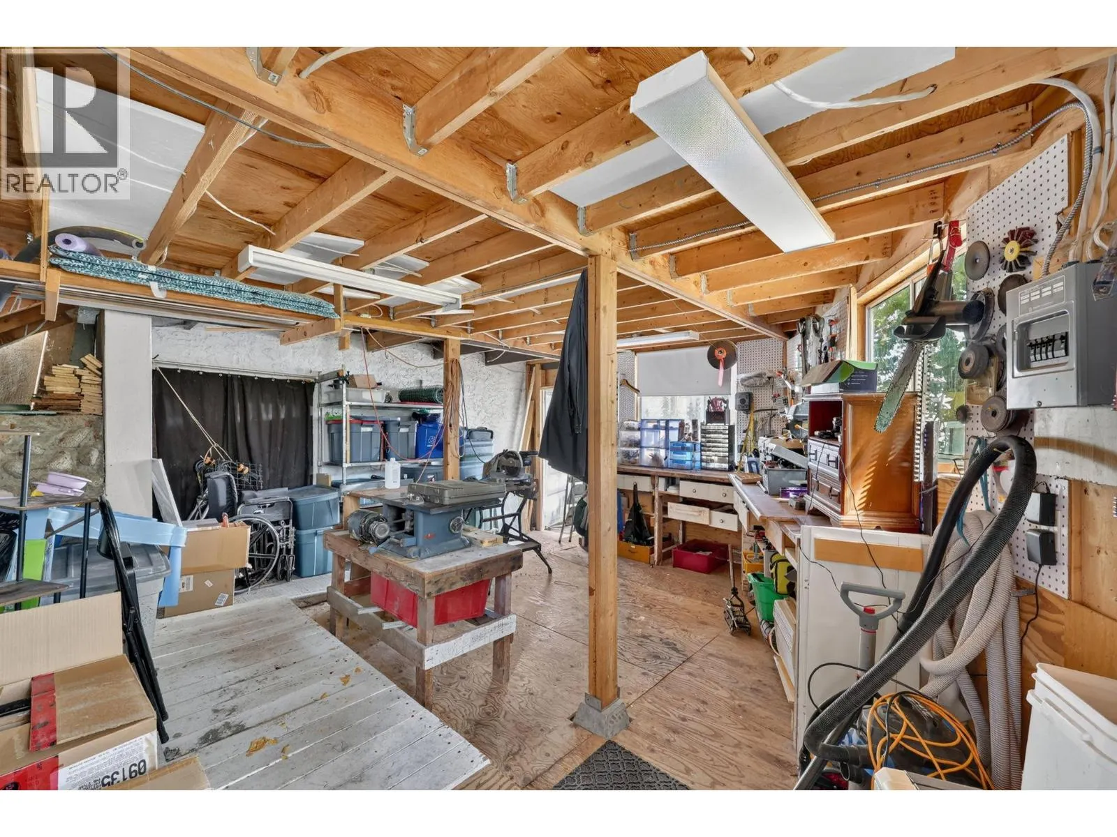 5868 MacGREGOR Road
