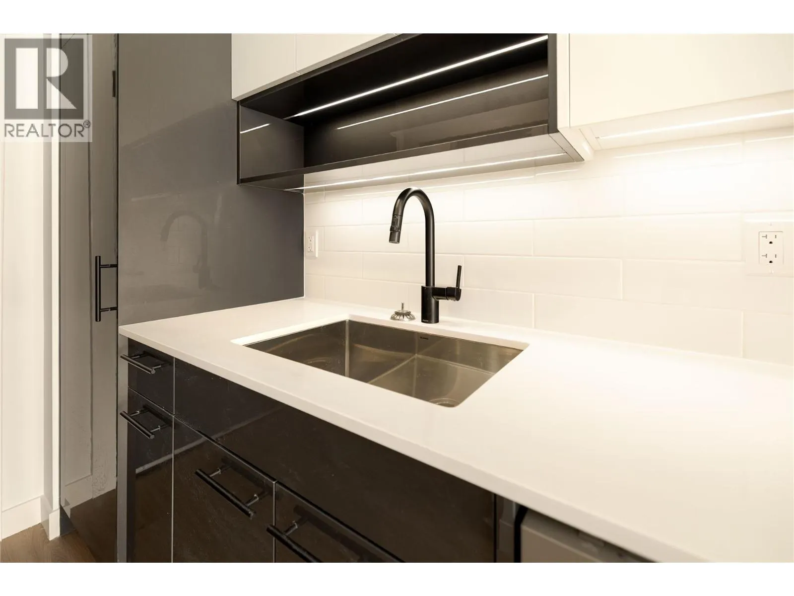 1380 Pridham Avenue Unit# 415